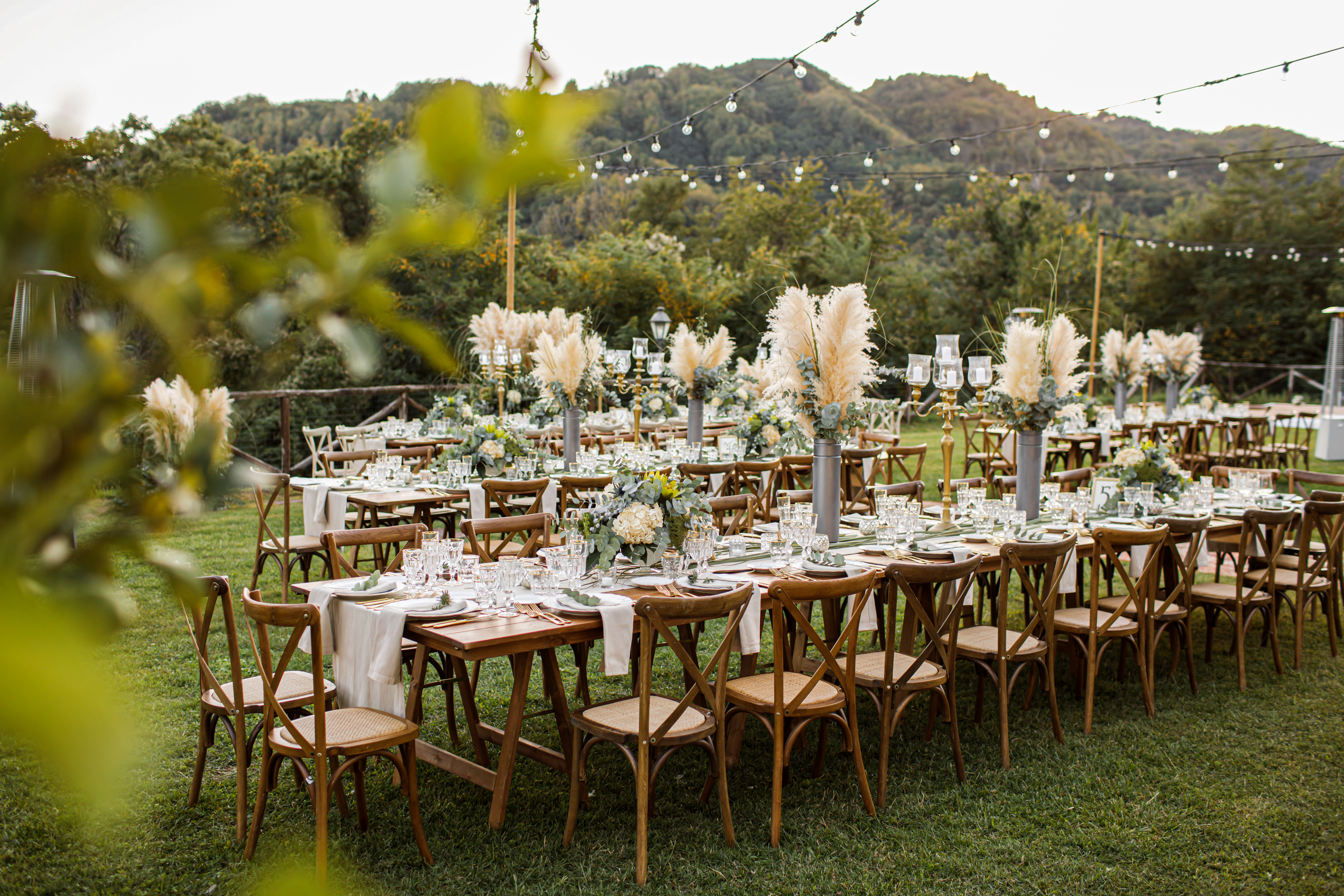 Une table dressée pour les invités lors d'un événement en plein air | Source : Shutterstock