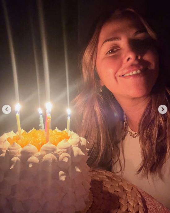 Yanina sourit à côté de son gâteau d'anniversaire, tandis que les bougies scintillent dans la pièce faiblement éclairée. Lucas Trejo a partagé ce moment de fête avec un message sincère, lui souhaitant une nouvelle année pleine de bonheur. | Source : Instagram/lucastrejo_lt