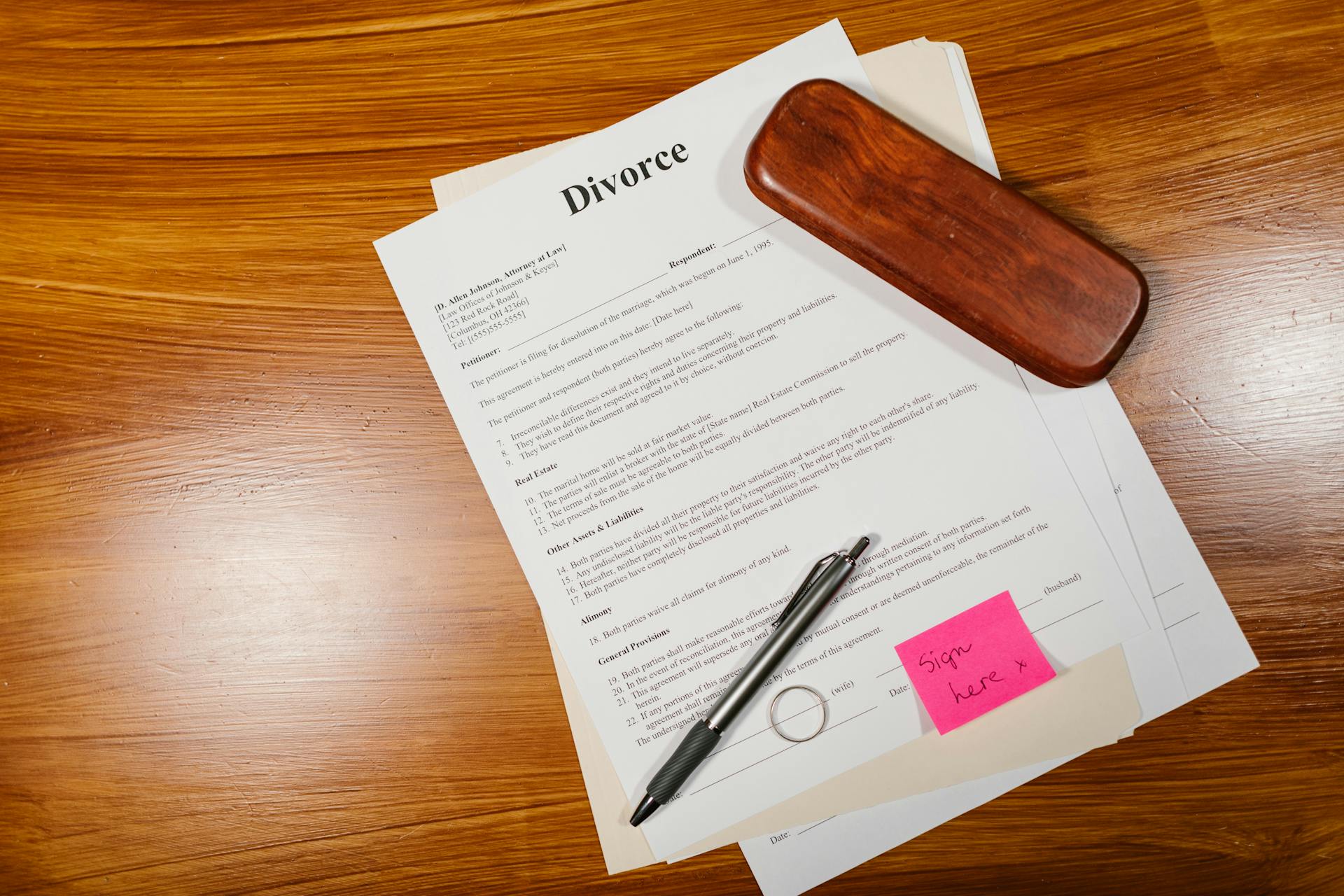 Papiers de divorce sur la table | Source : Pexels