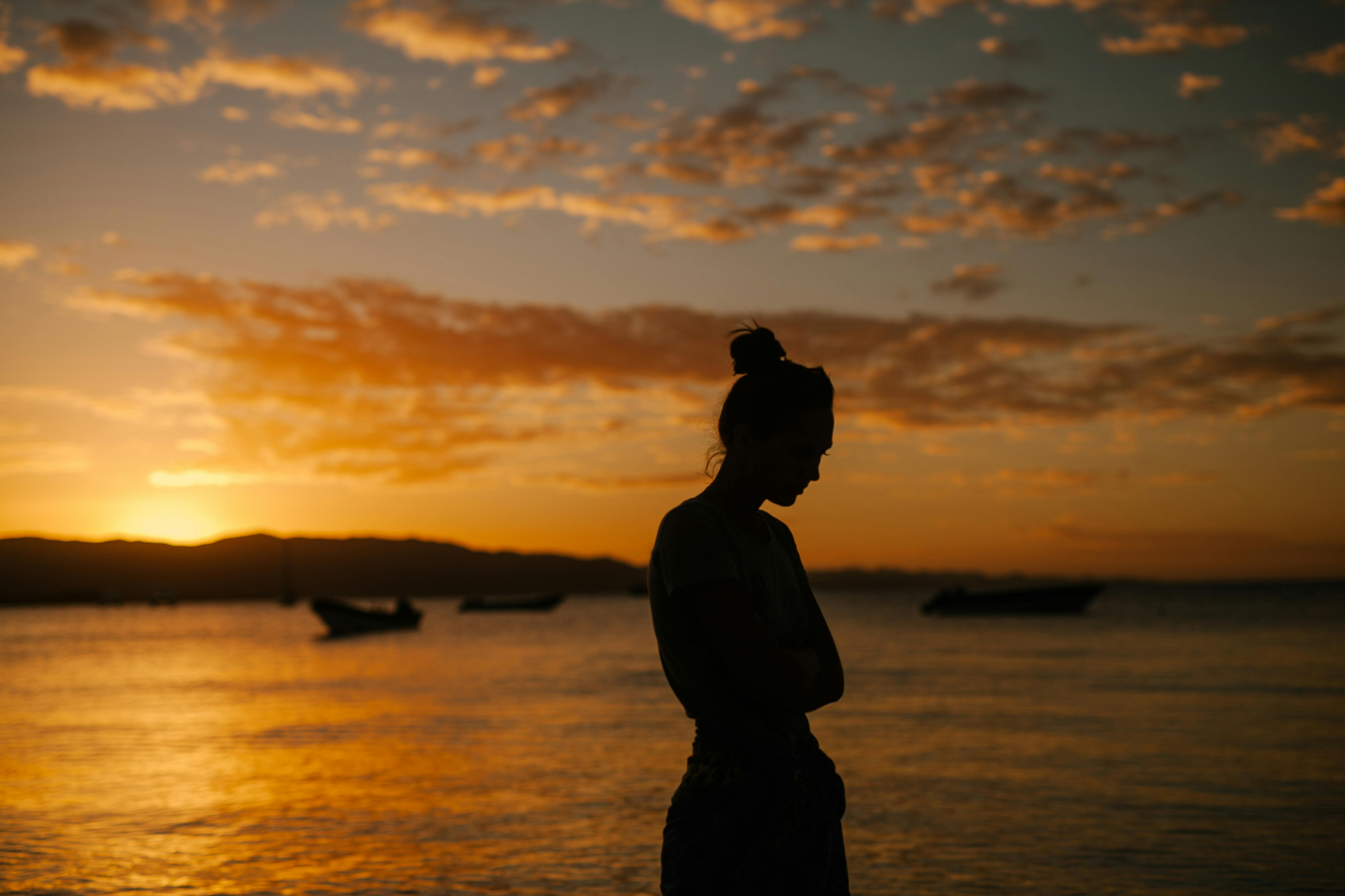 L'ombre d'une femme triste à la plage | Source : Pexels