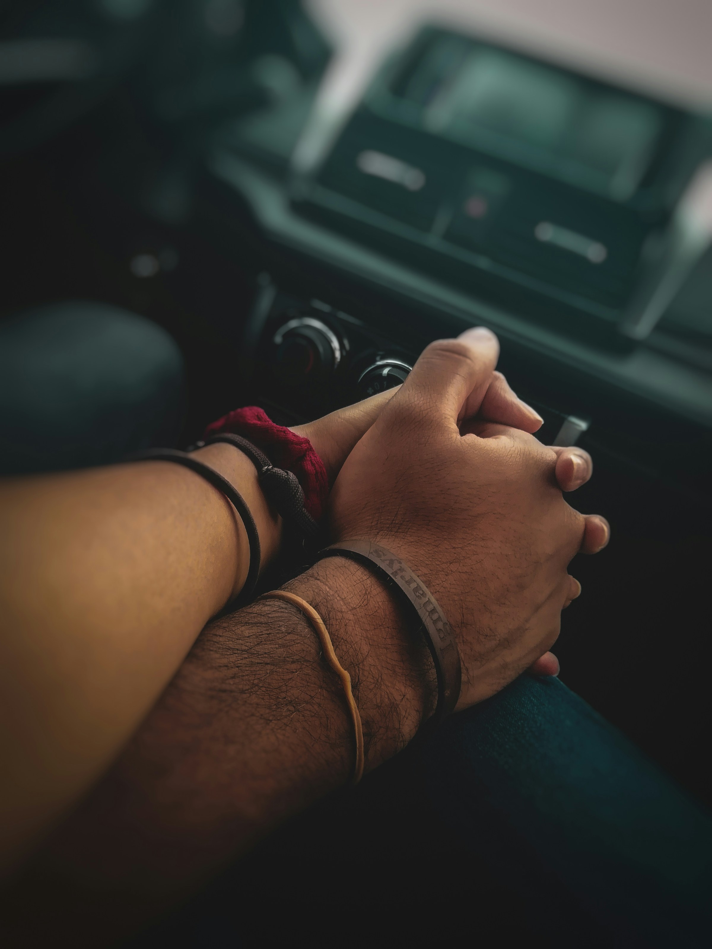 Gros plan d'un couple se tenant par la main | Source : Unsplash