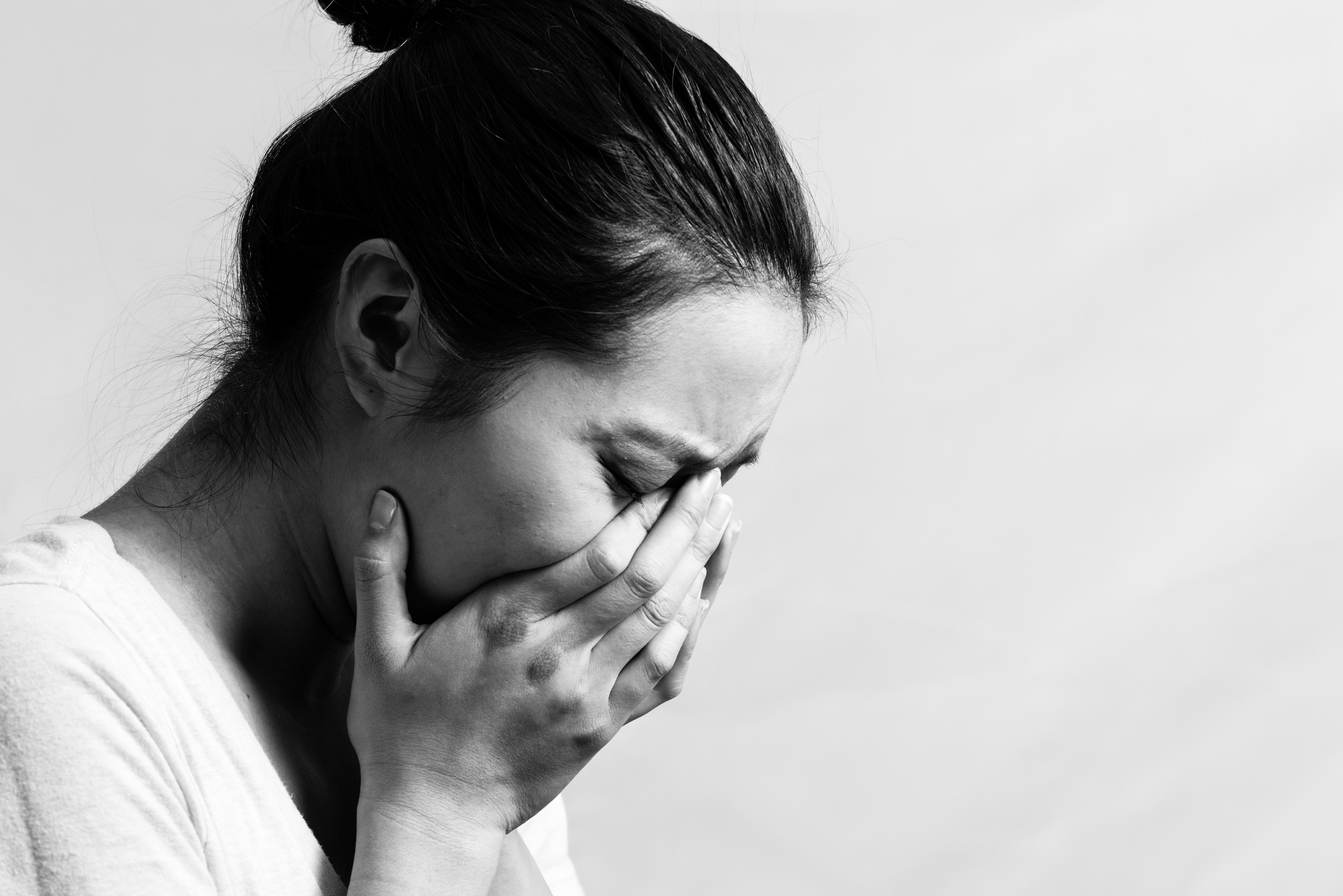 Une photo en niveaux de gris d'une femme qui pleure | Source : Shutterstock