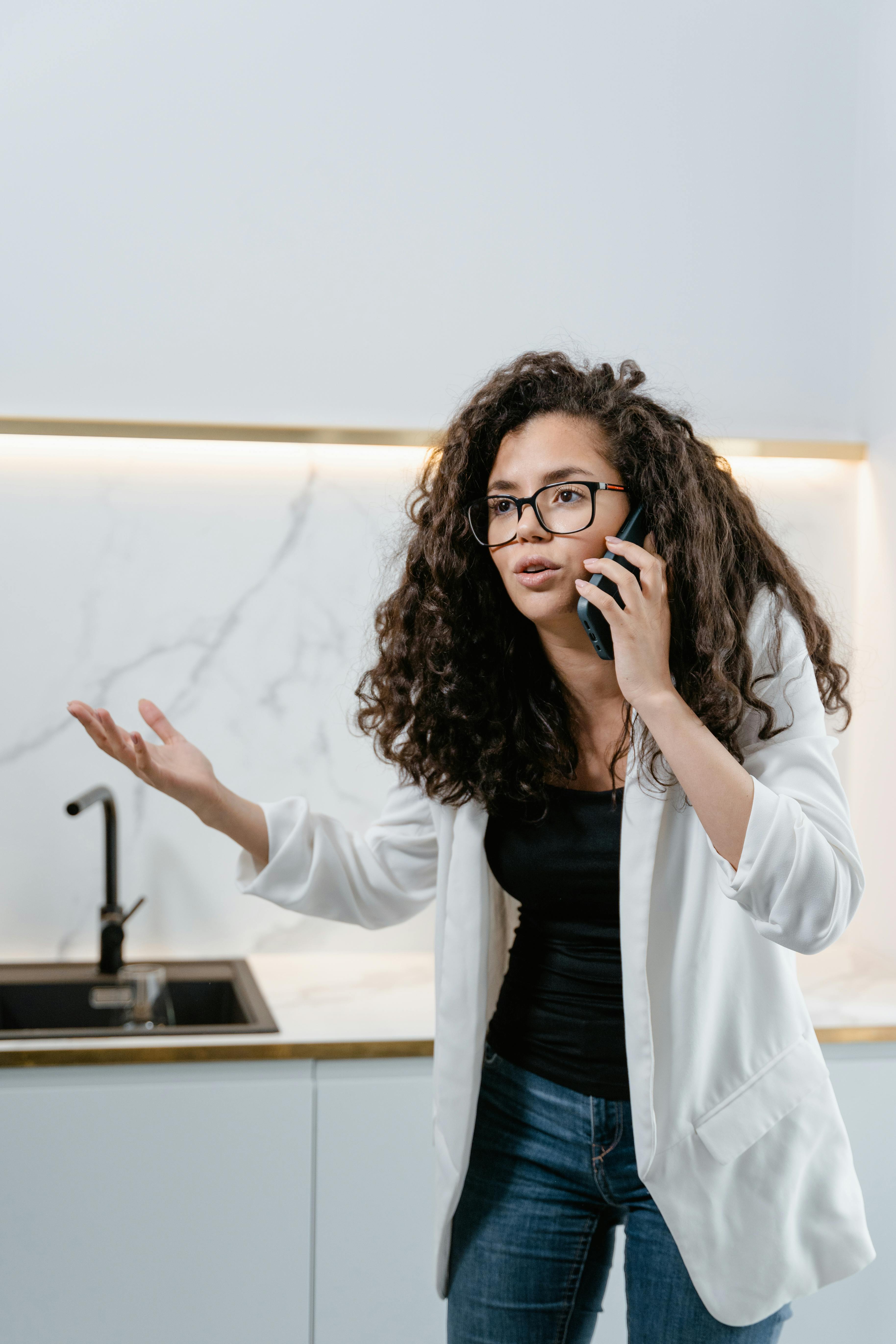 Une femme en colère sur son téléphone | Source : Pexels