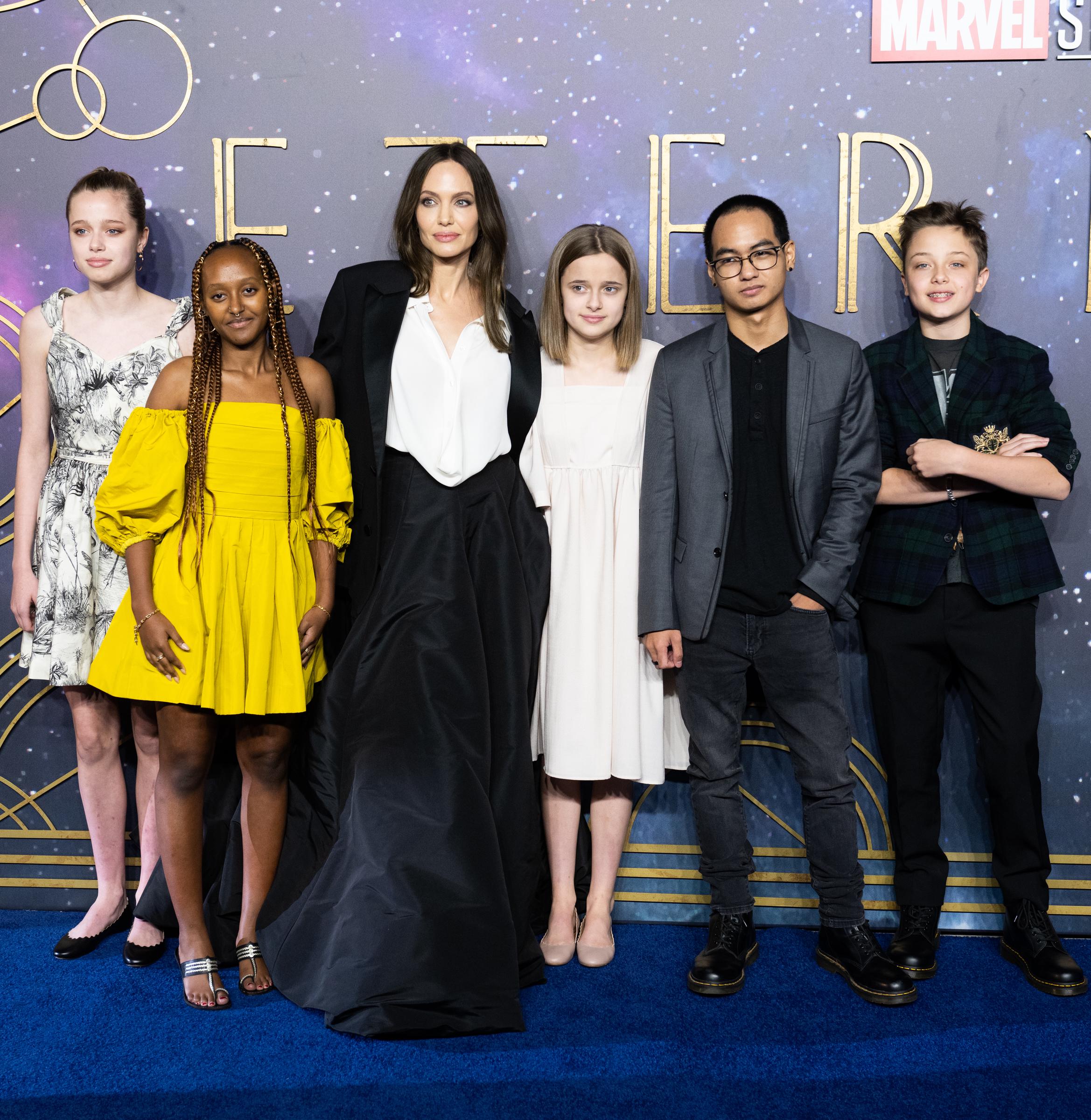 Shiloh, Zahara, Angelina et Vivienne Jolie avec Maddox et Knox Jolie-Pitt lors de la première britannique de "The Eternals" à Londres, en Angleterre, le 27 octobre 2021 | Source : Getty Images