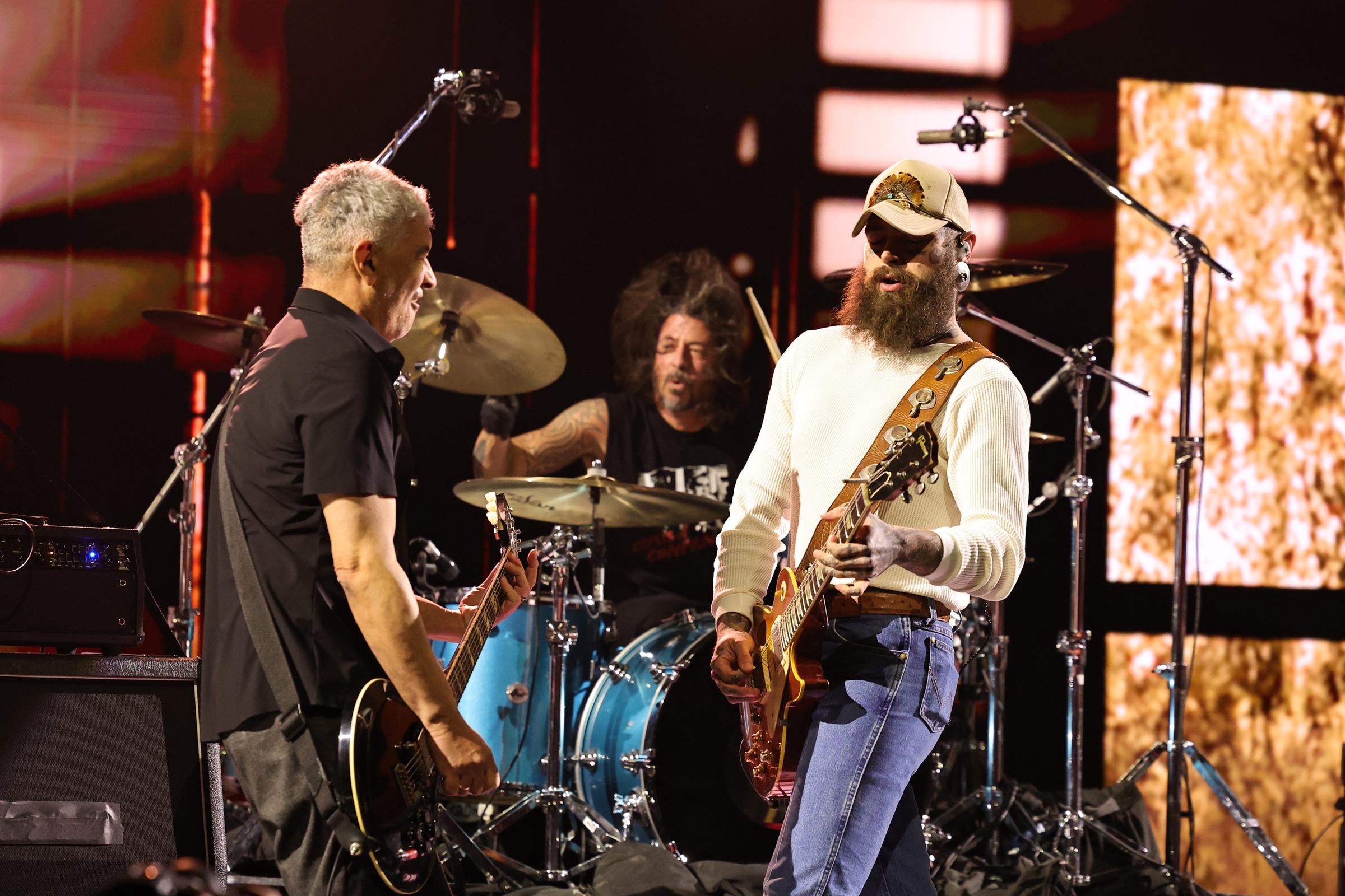 Pat Smear, Dave Grohl et Post Malone pendant "SNL50 : The Homecoming Concert" le 14 février 2025 | Source : Getty Images