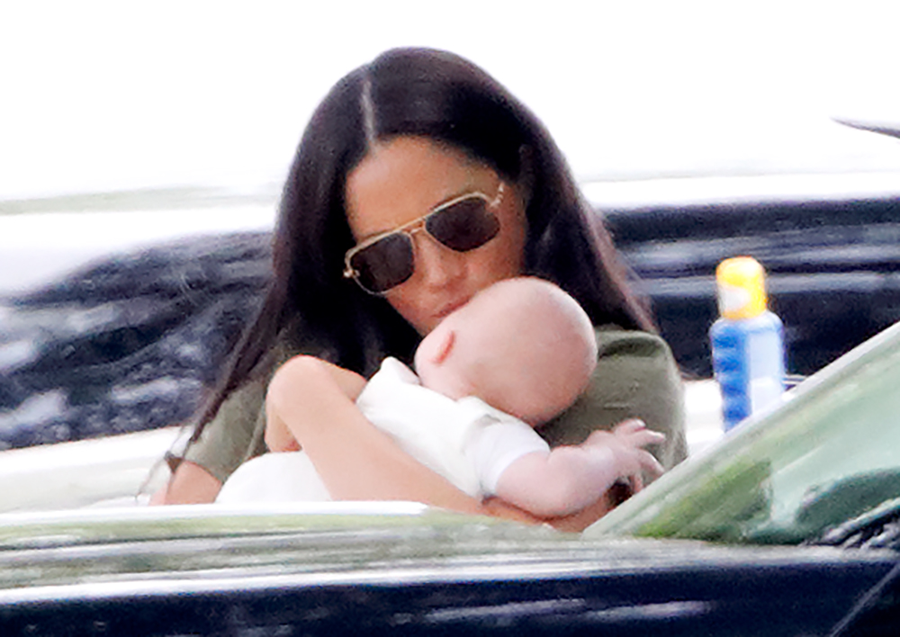 Meghan, duchesse de Sussex, et Archie Harrison Mountbatten-Windsor assistent au King Power Royal Charity Polo Match au Billingbear Polo Club à Wokingham, en Angleterre, le 10 juillet 2019 | Source : Getty Images