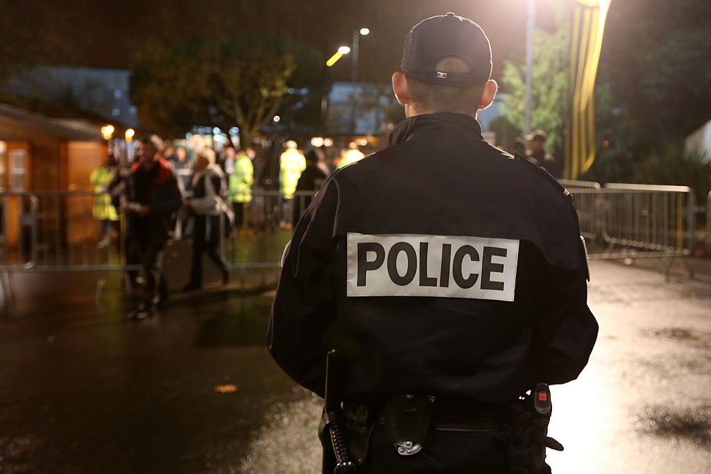 Un policier filmé de dos. | Photo : Getty Images