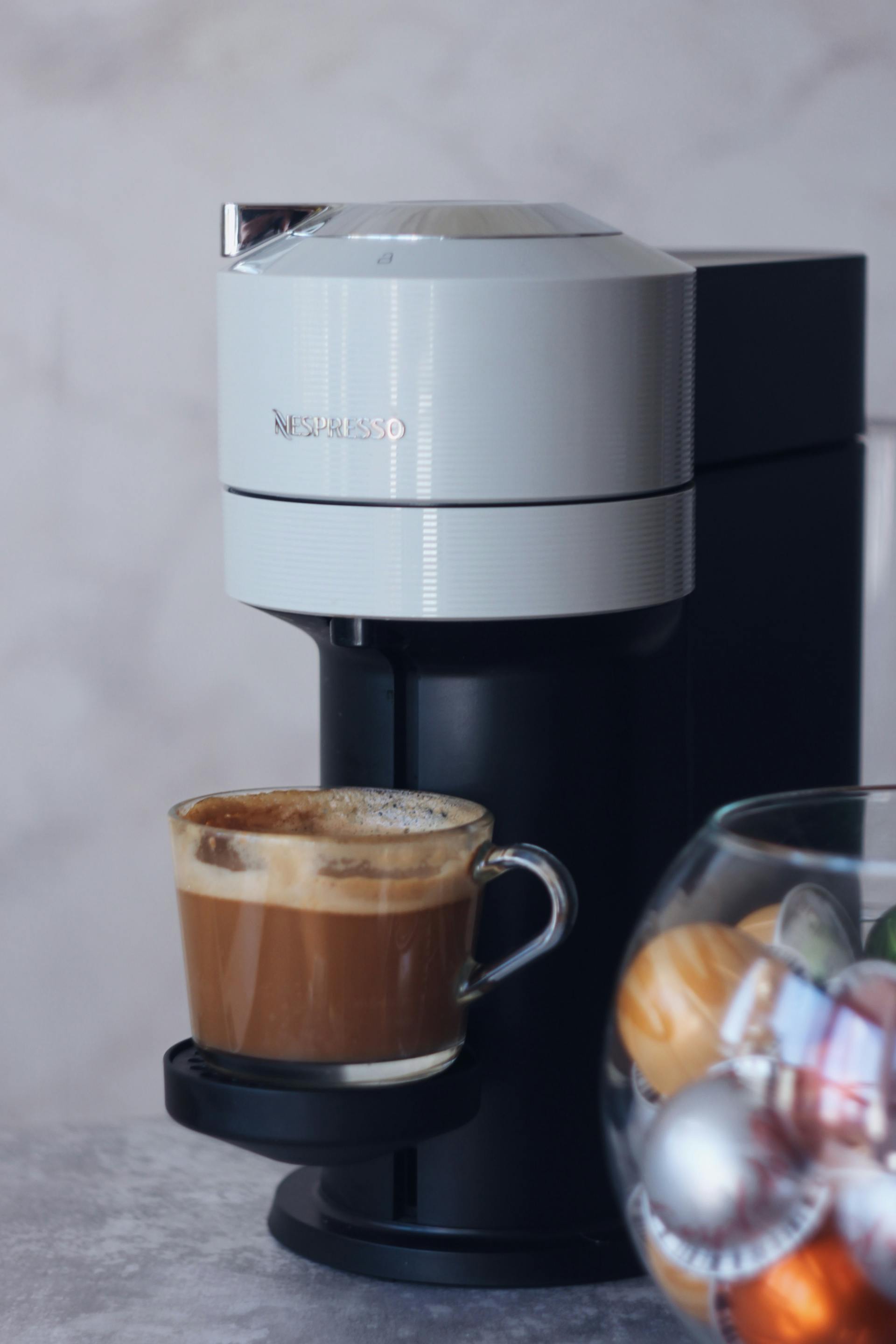 Une tasse de café pleine dans une machine à café | Source : Pexels