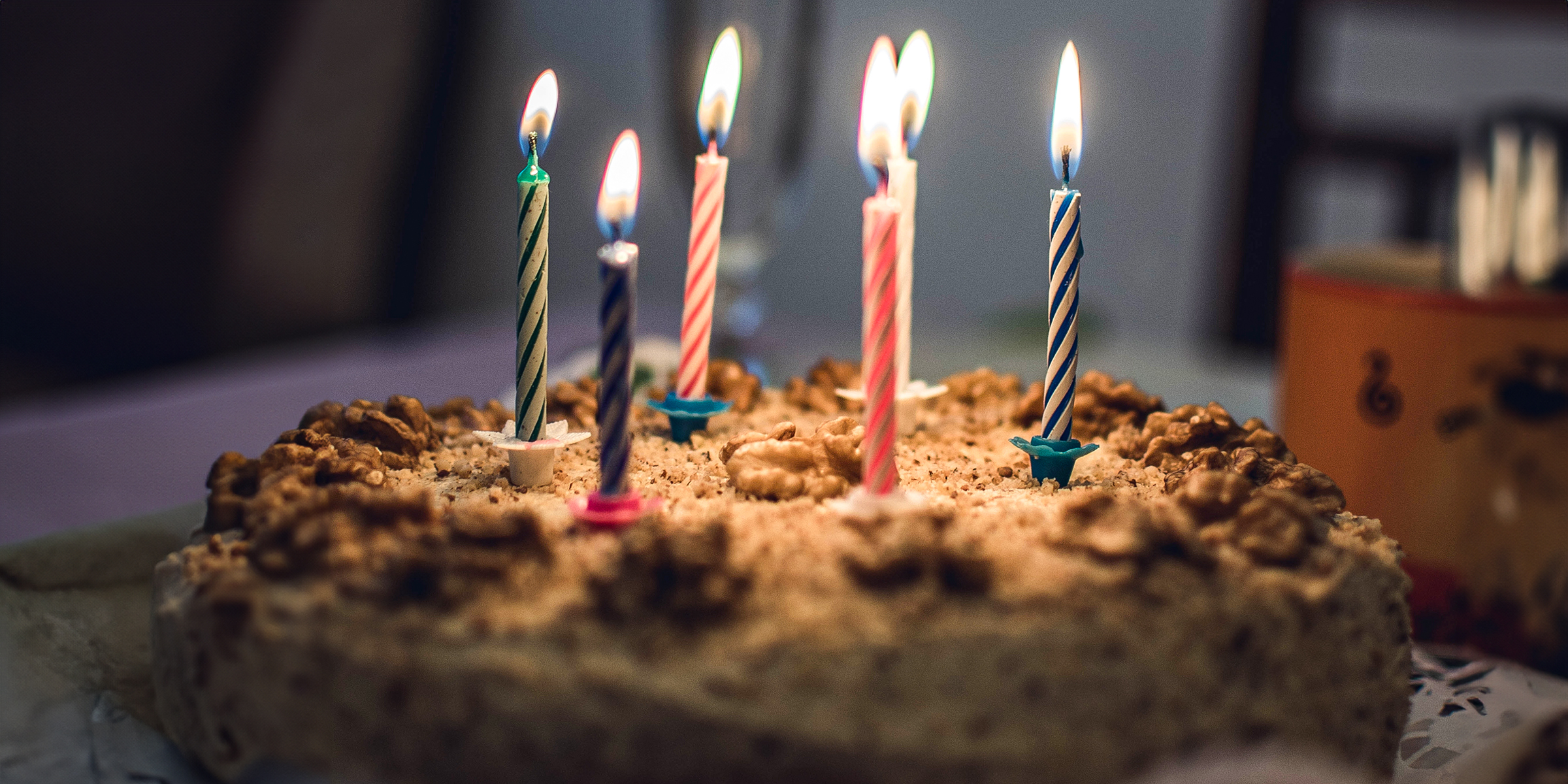 Un gâteau d'anniversaire avec des bougies | Source : Shutterstock