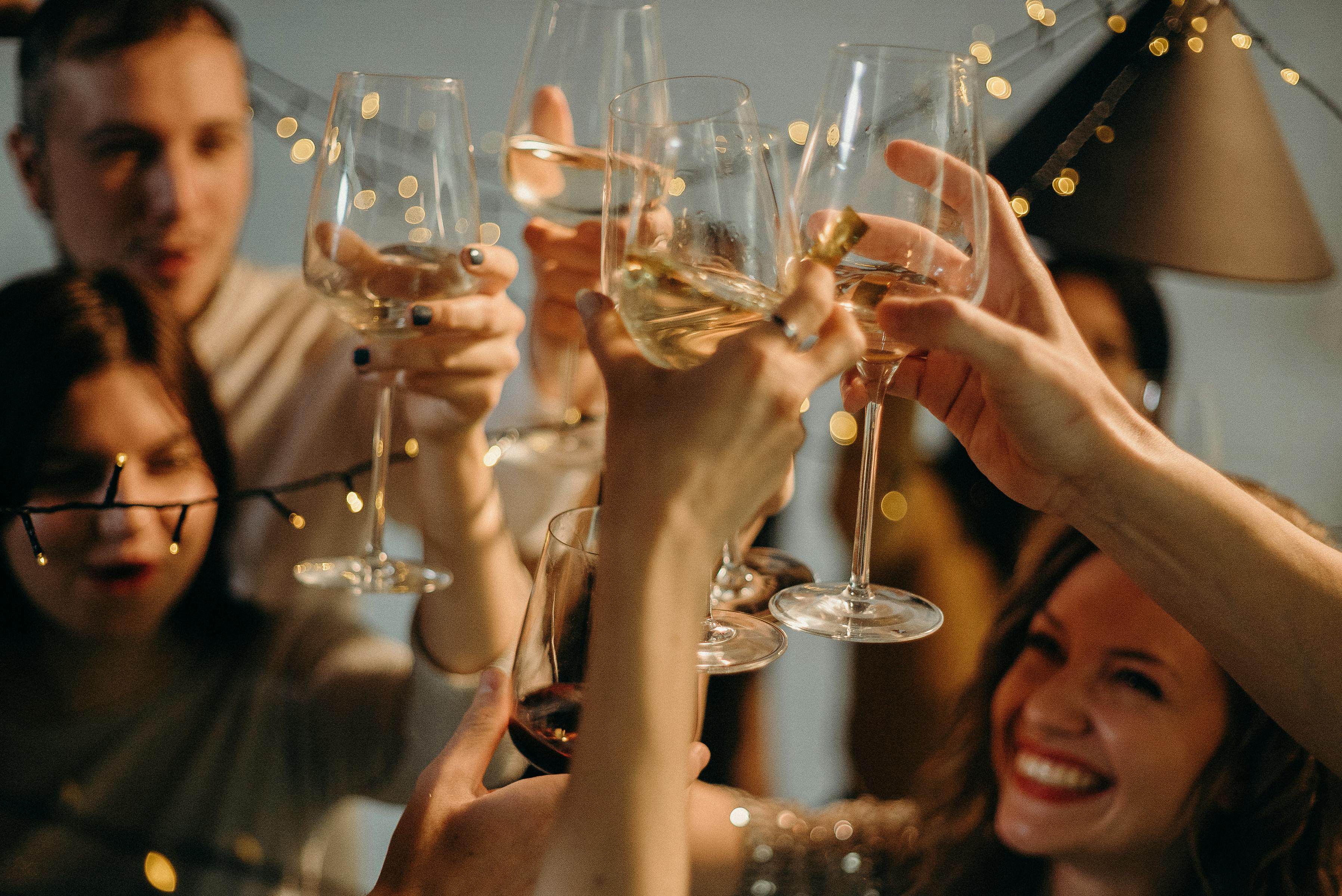Des personnes lèvent leur verre pendant un toast | Source : Pexels