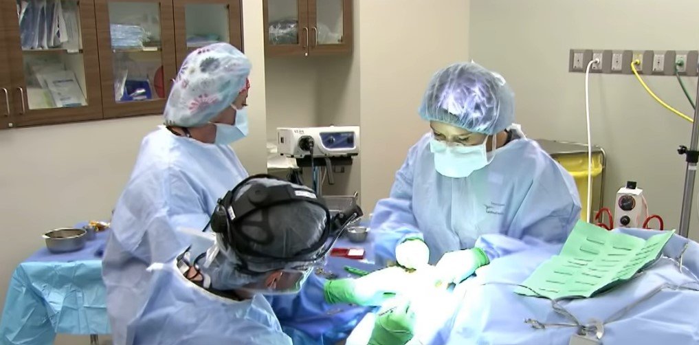 Photo de médecins pendant l'opération. | Source : Youtube/Inside Edition