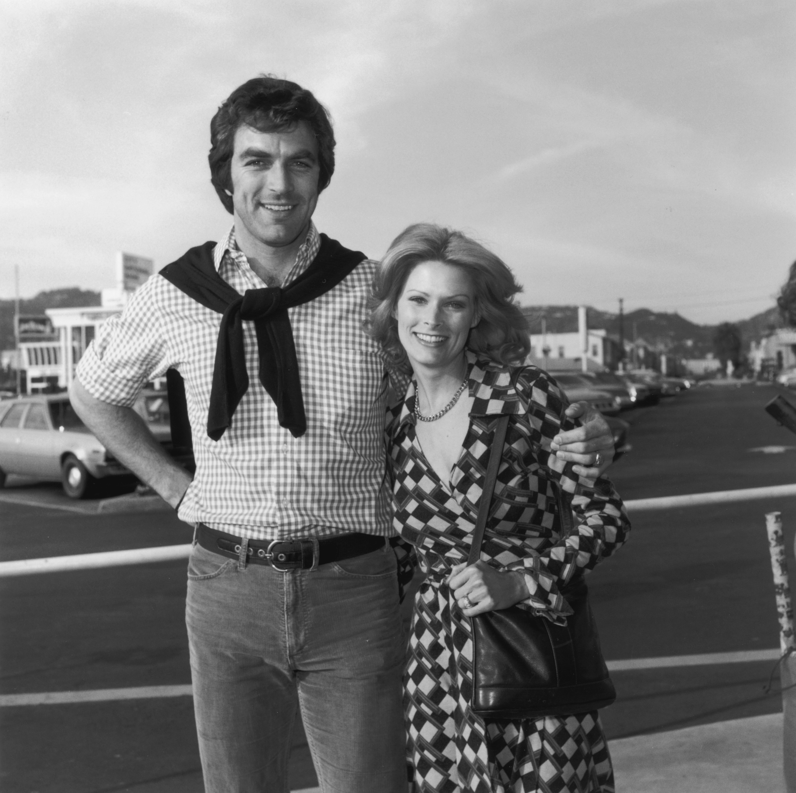 Tom Selleck et Jacquelyn Ray photographiés le 1er décembre 1974 à Los Angeles, Californie. | Source : Getty Images