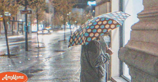 Il s'est mis à pleuvoir à verse lors d'une soirée animée avec de nombreux piétons dans la rue. | Photo : Shutterstock