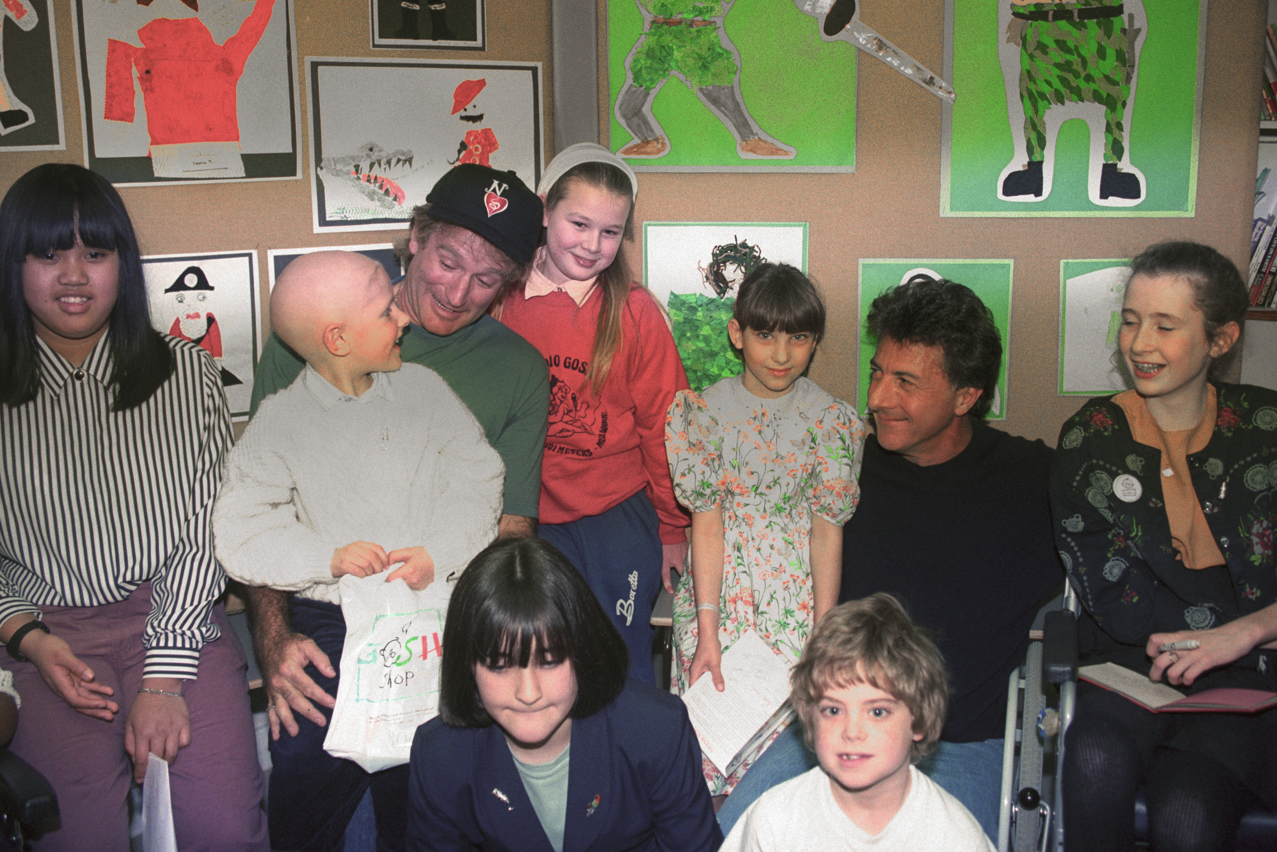 Robin Williams et Dustin Hoffman avec certains des enfants de l'hôpital pour enfants Great Ormond Street lors de leur visite le 21 mai 1992, à Londres, en Angleterre. | Source : Getty Images