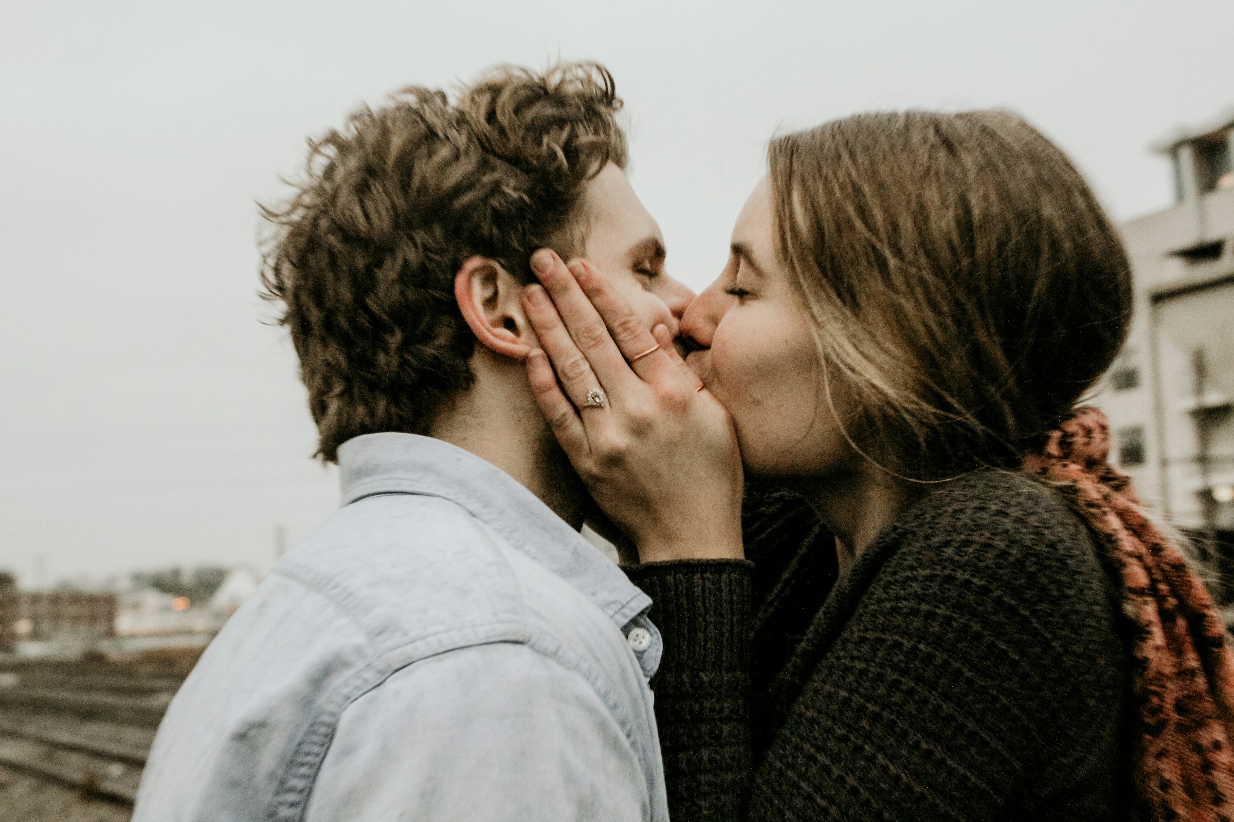 Un couple qui s'embrasse | Source : Unsplash