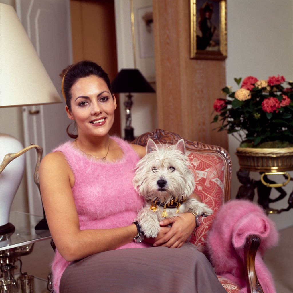Hermine de Clermont-Tonnerre, chez elle à Paris avec son chien en janvier 1995 | Source : Getty Images
