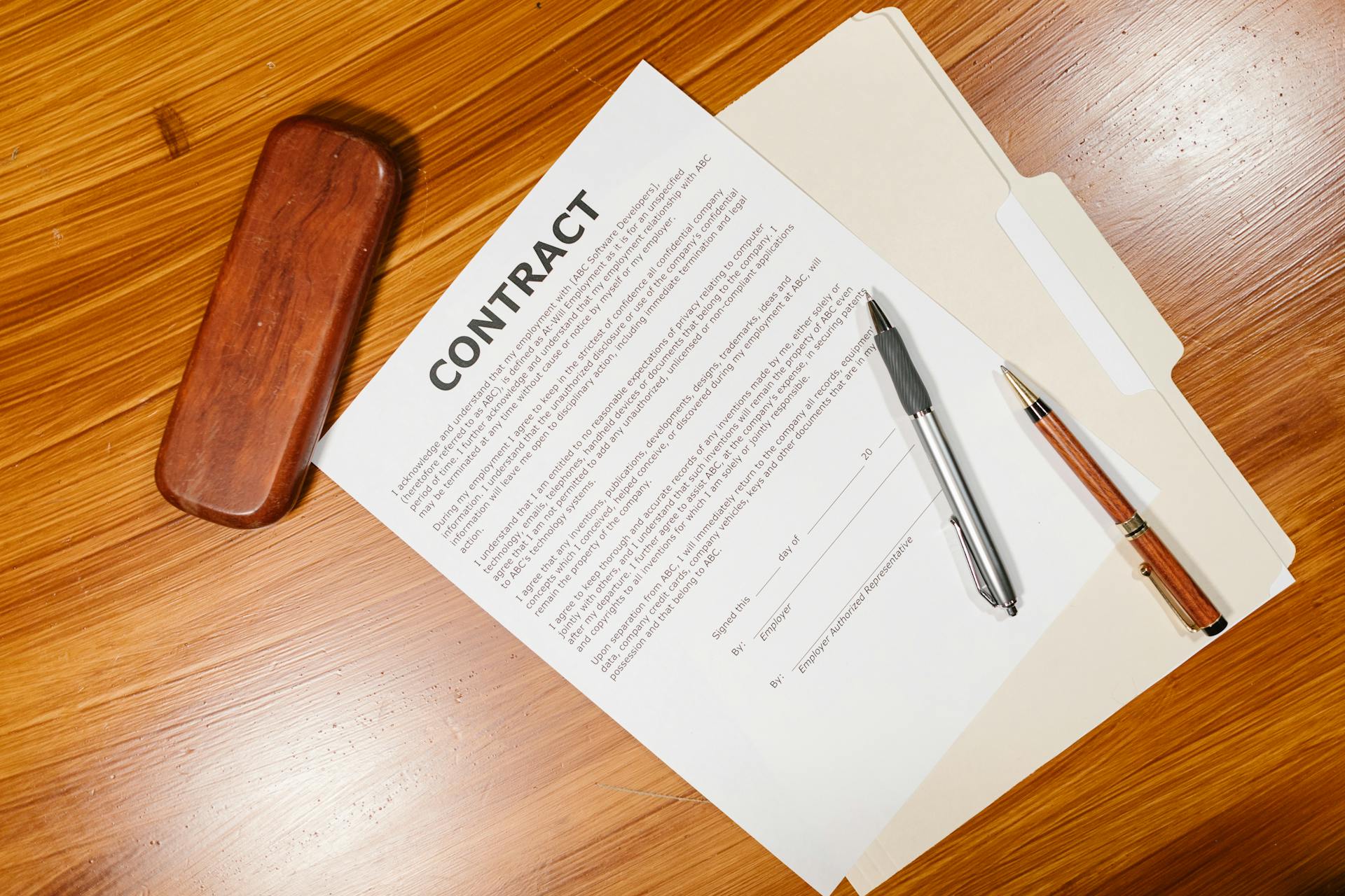 Un contrat sur une table | Source : Pexels