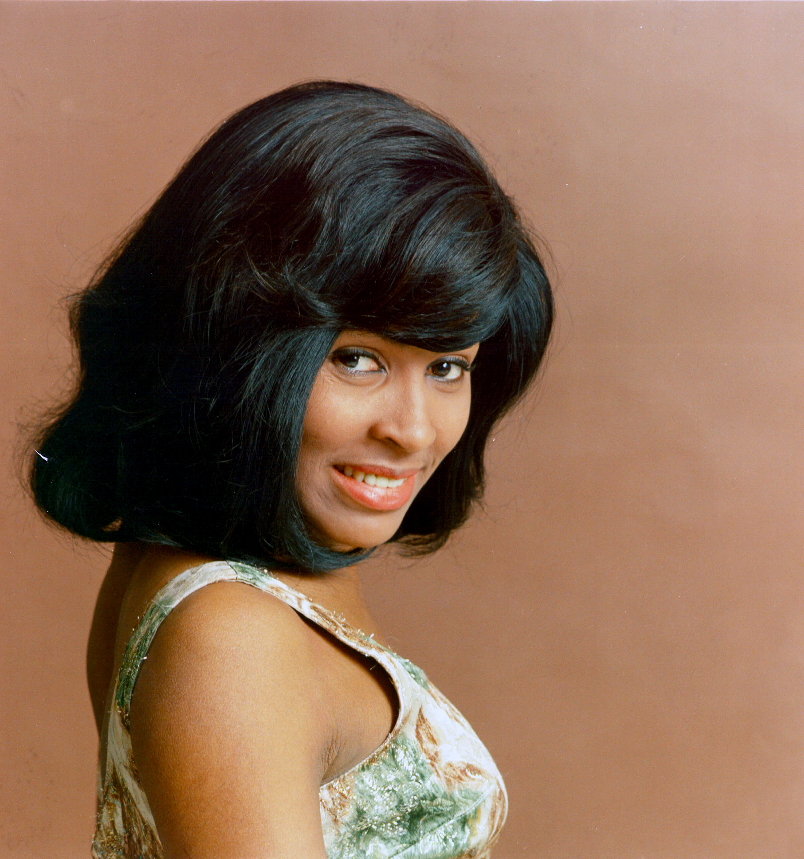La chanteuse pose pour un portrait en 1964. | Source : Getty Images