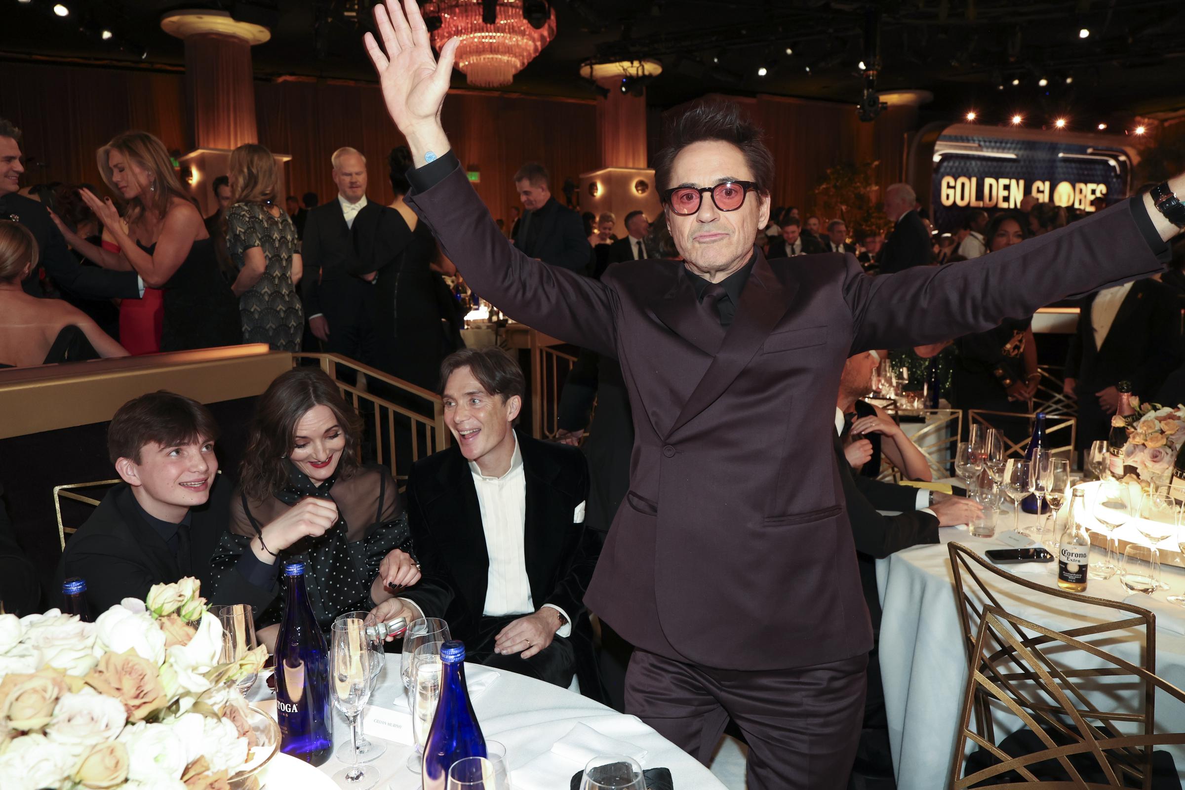 Aran Murphy, Yvonne McGuinness, Cillian Murphy et Robert Downey Jr lors de la 81e cérémonie des Golden Globe Awards, le 7 janvier 2024, à Beverly Hills, en Californie. | Source : Getty Images