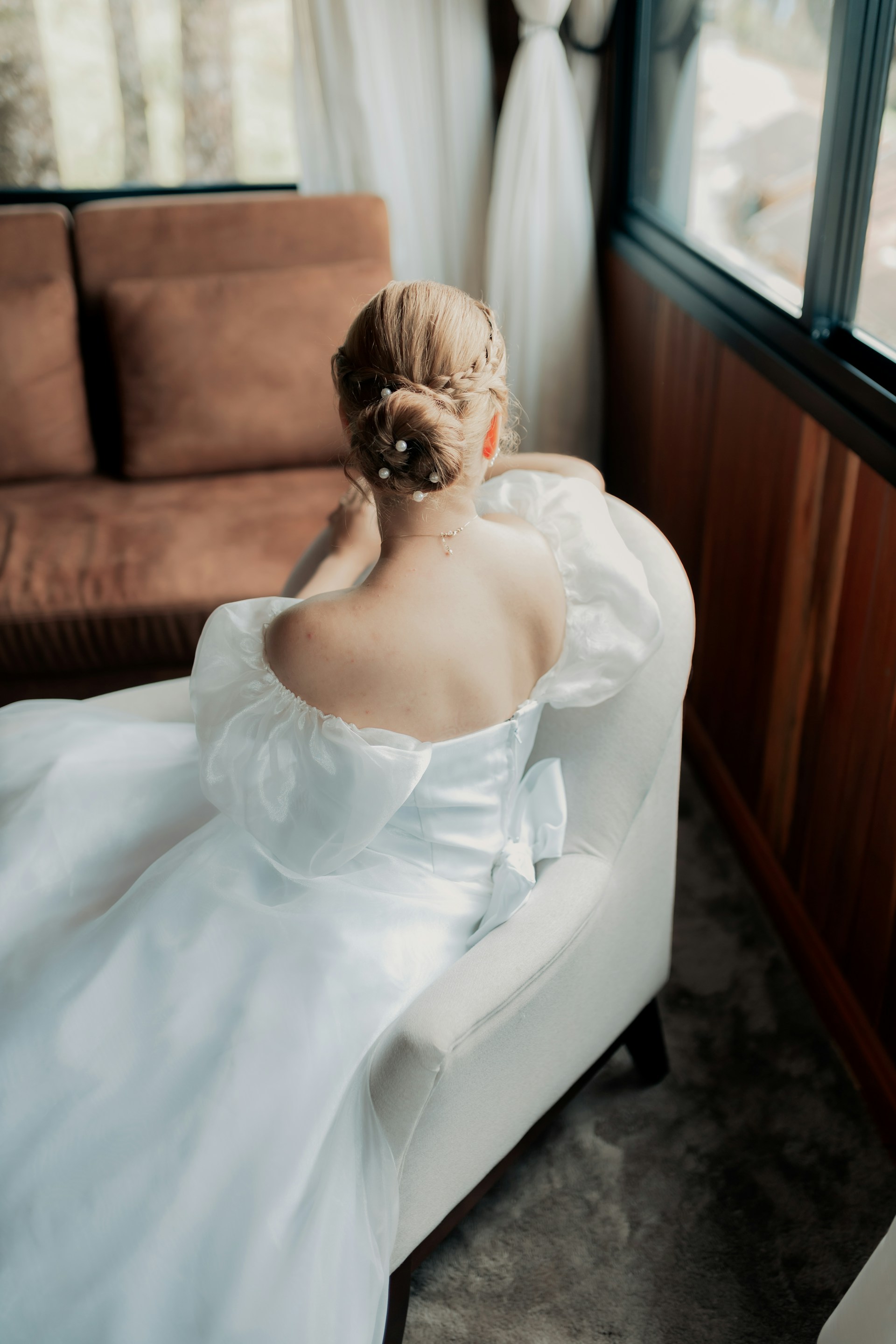 Une mariée assise dans une suite nuptiale | Source : Unsplash