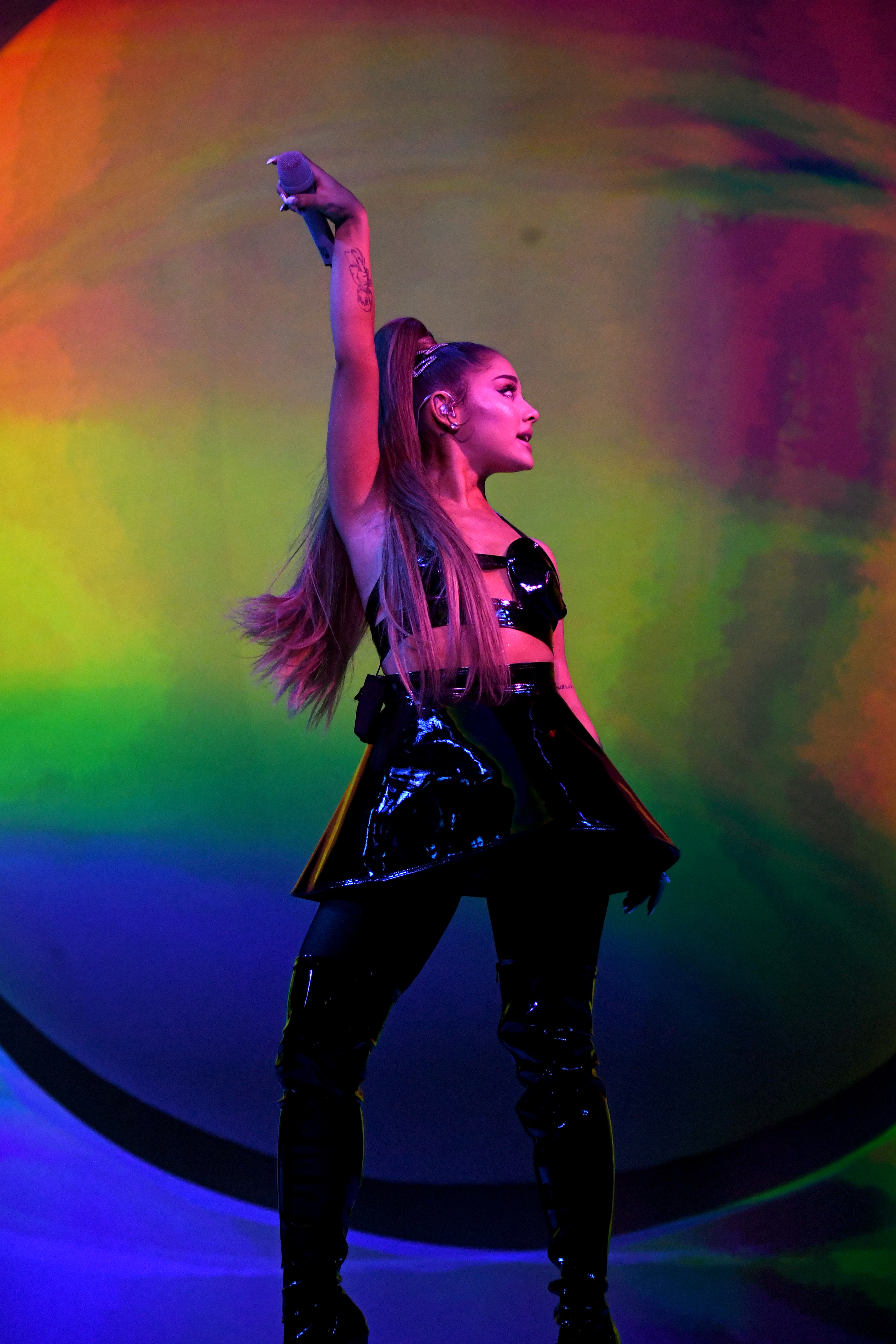 Ariana Grande se produisant lors de son "Sweetener World Tour" à Londres, en Angleterre, le 15 octobre 2019 | Source : Getty Images