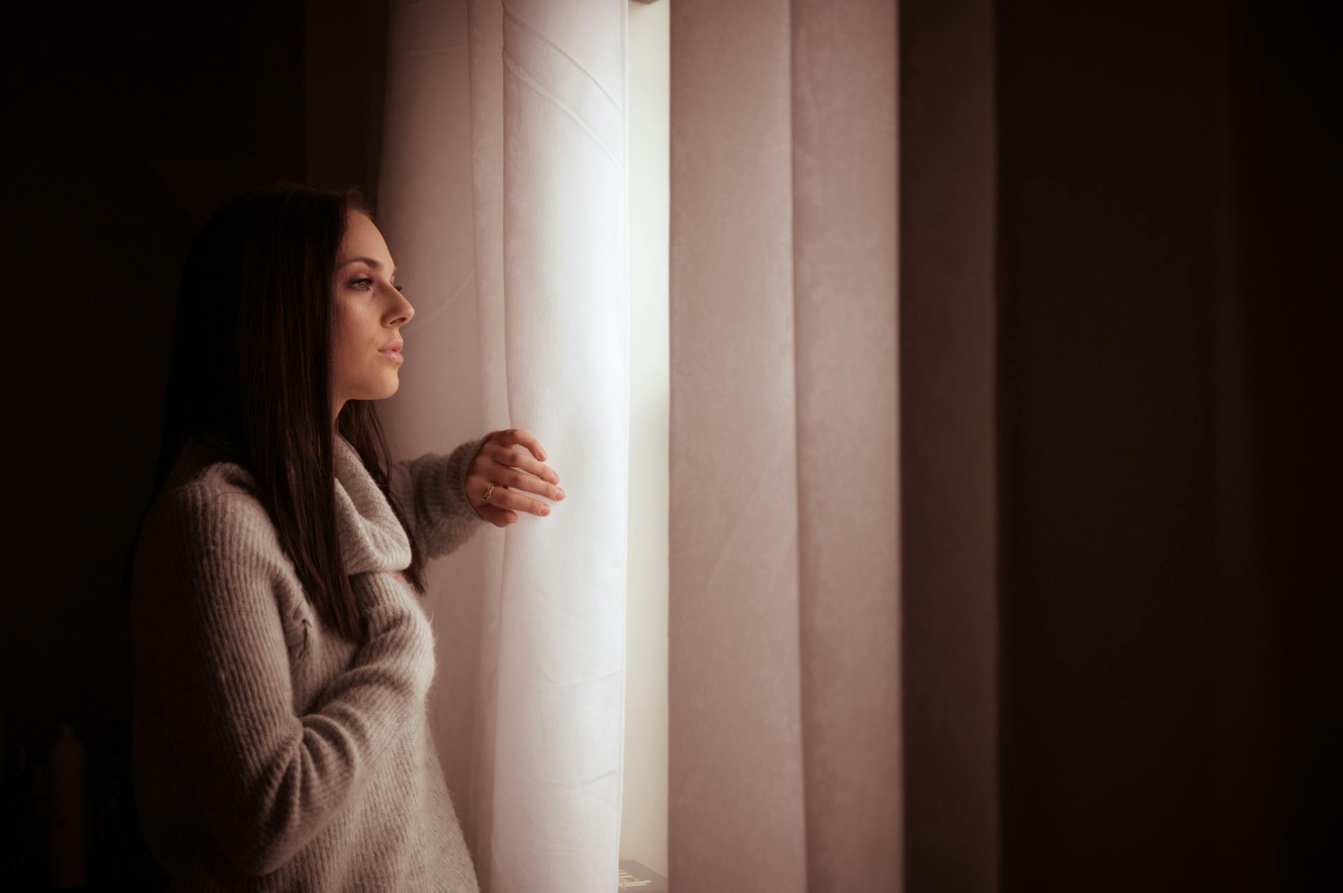 Une femme pensive qui regarde par la fenêtre | Source : Pexels