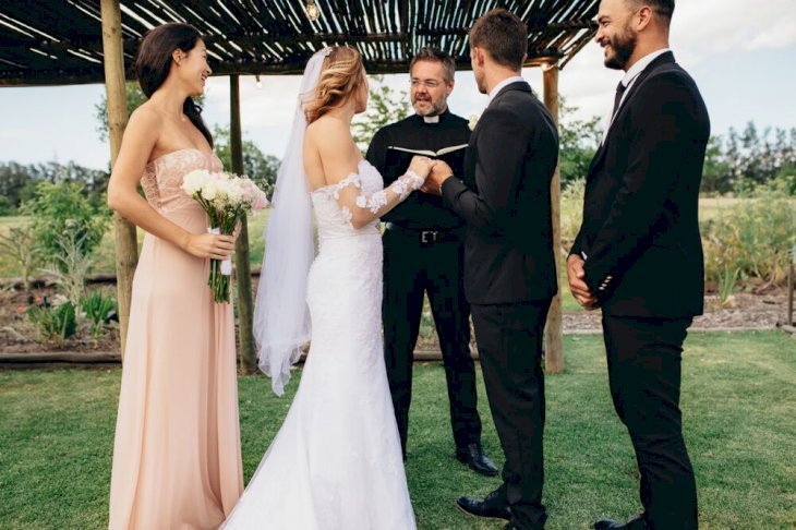 Un couple à sa cérémonie de mariage. l Source: Shutterstock