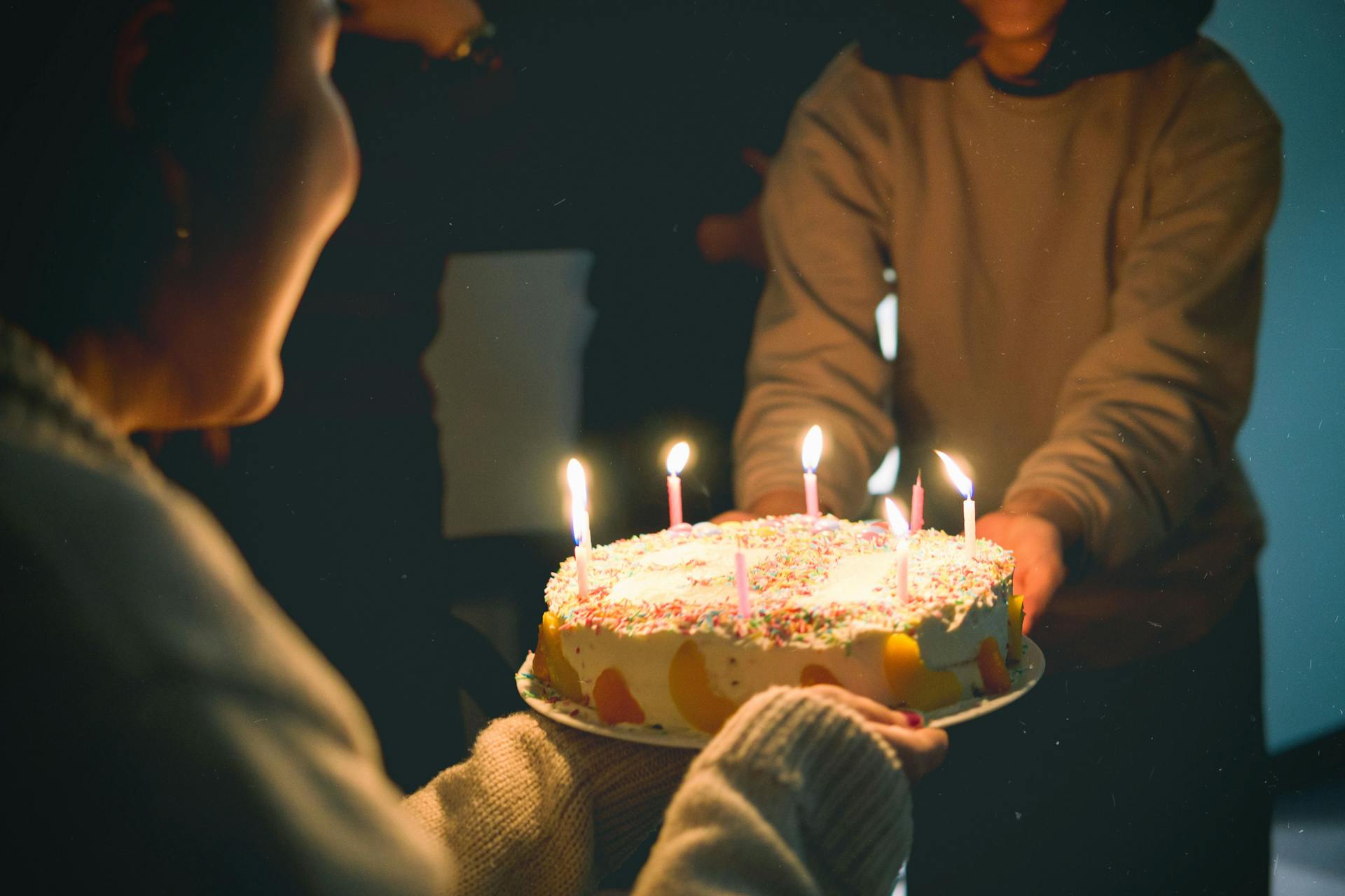 Deux personnes tenant un gâteau | Source : Pexels