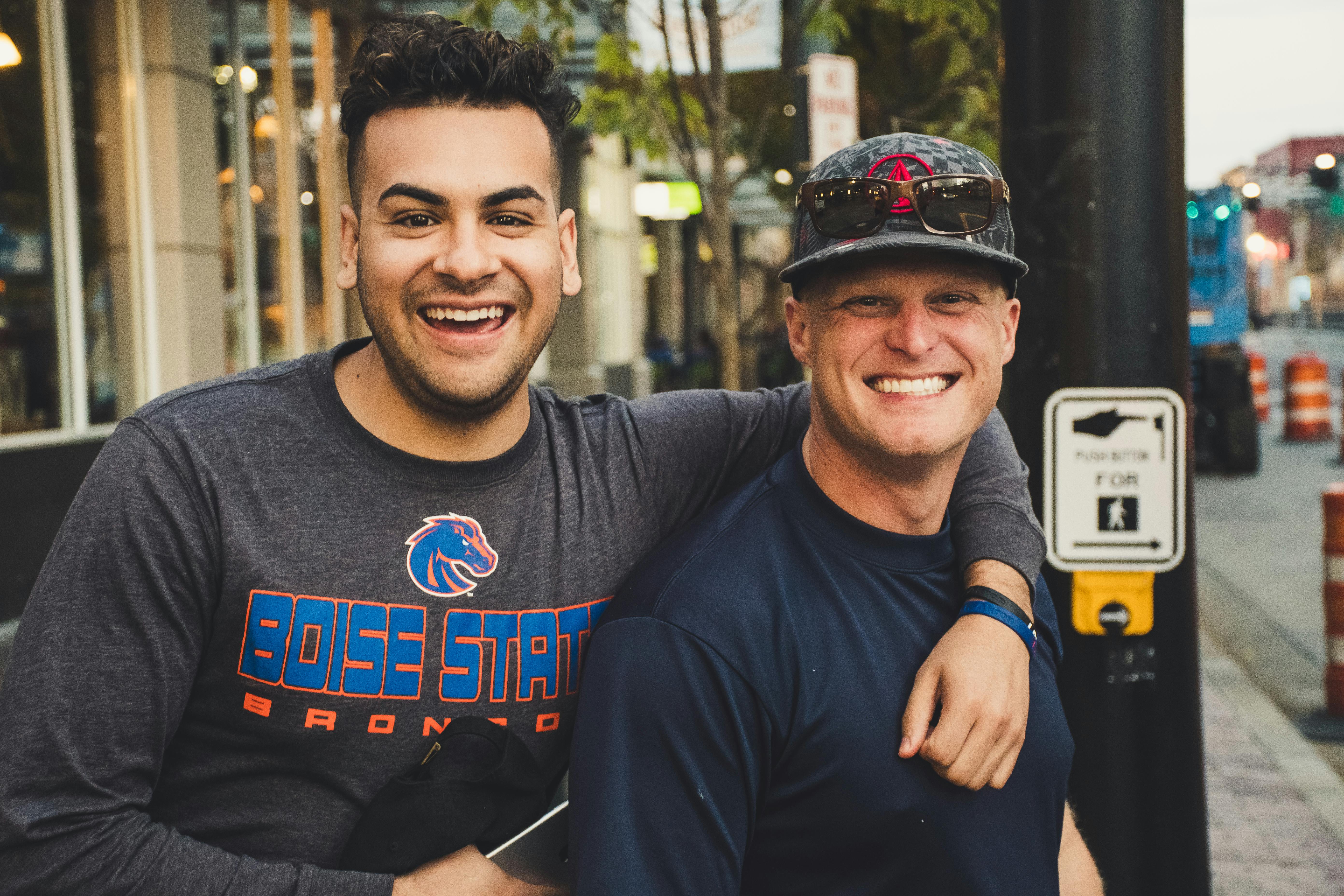 Deux hommes heureux | Source : Pexels