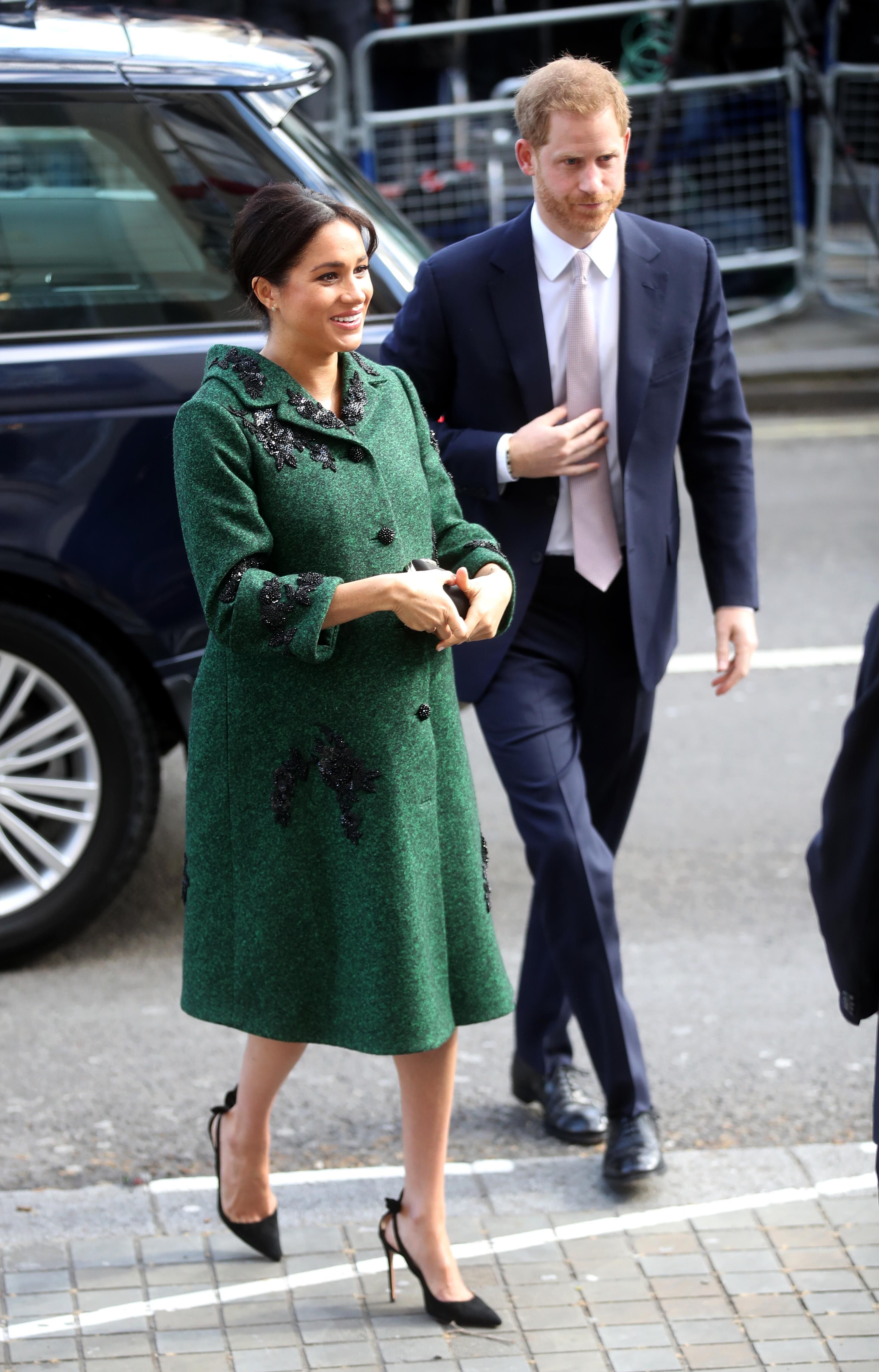 Meghan Markle marche avec le prince Harry, dans un manteau vert émeraude. | Photo : GettyImages