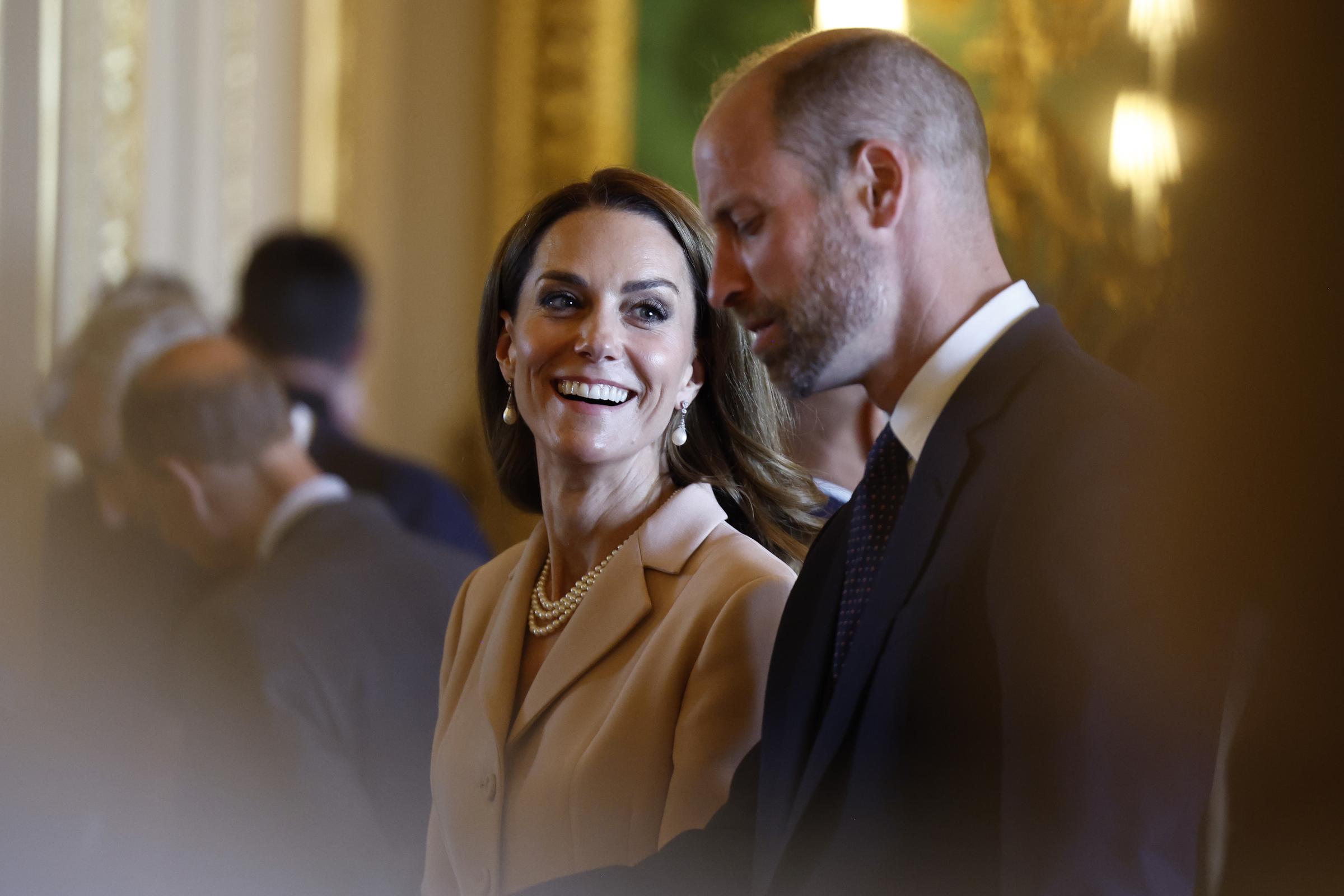 La princesse Catherine regardant affectueusement son mari, le prince William, lors de la cérémonie officielle d'accueil du président français Emmanuel Macron au château de Windsor.