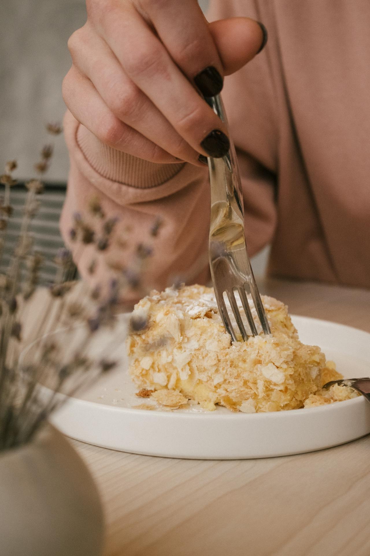 Une femme mangeant une pâtisserie | Source : Pexels