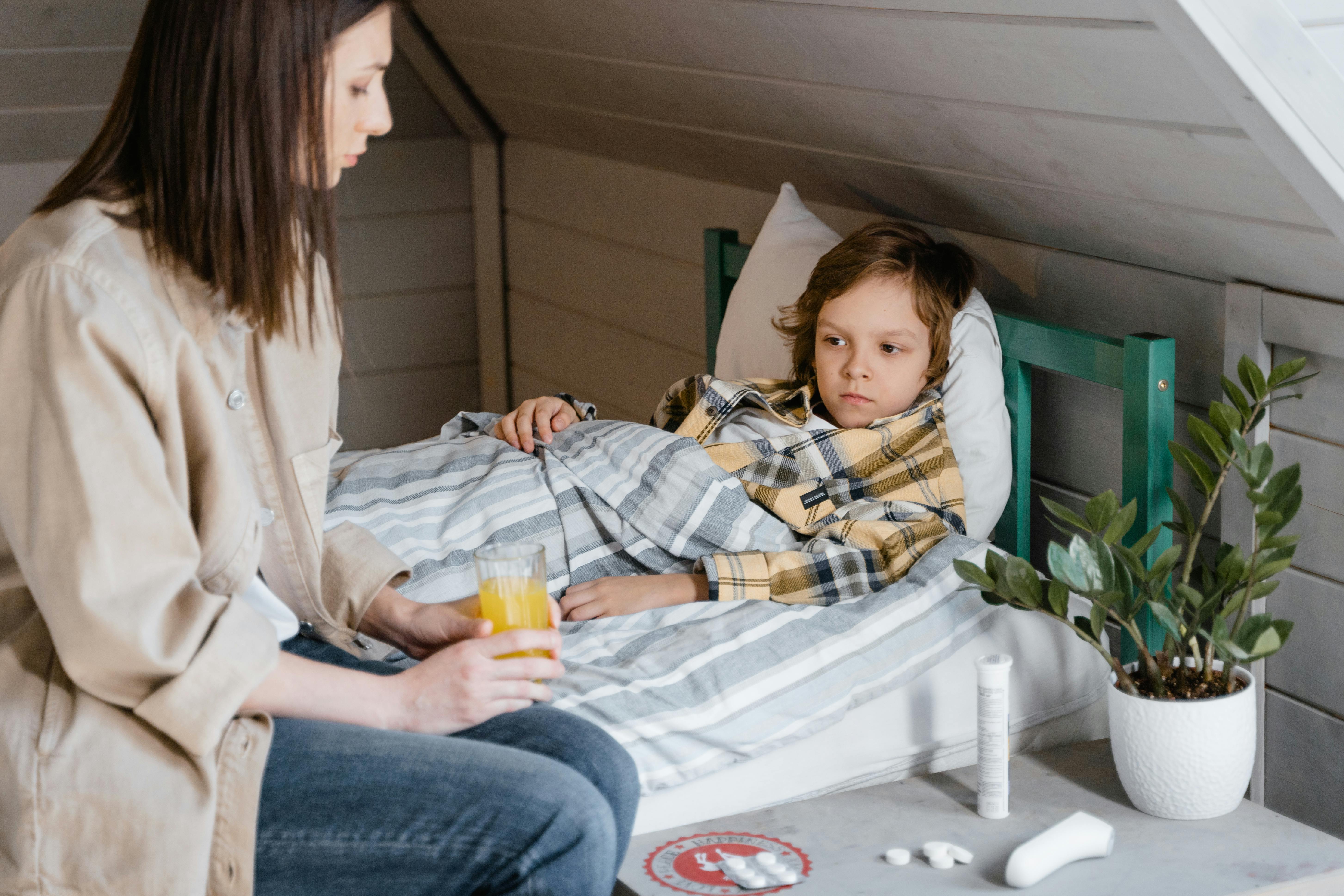 Une mère s'occupe de son enfant malade | Source : Pexels