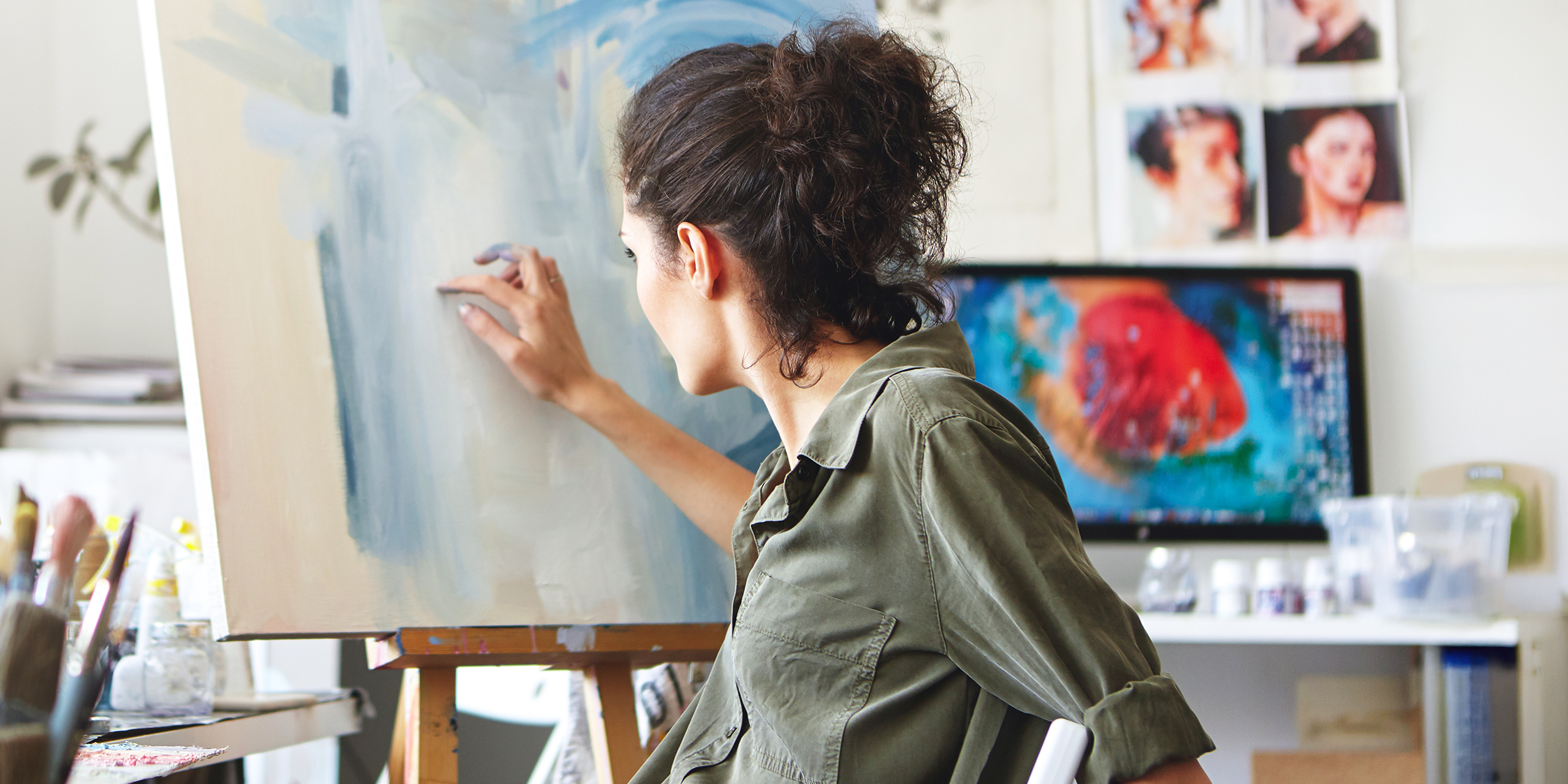 Une femme en train de peindre une image sur une toile | Source : Shutterstock