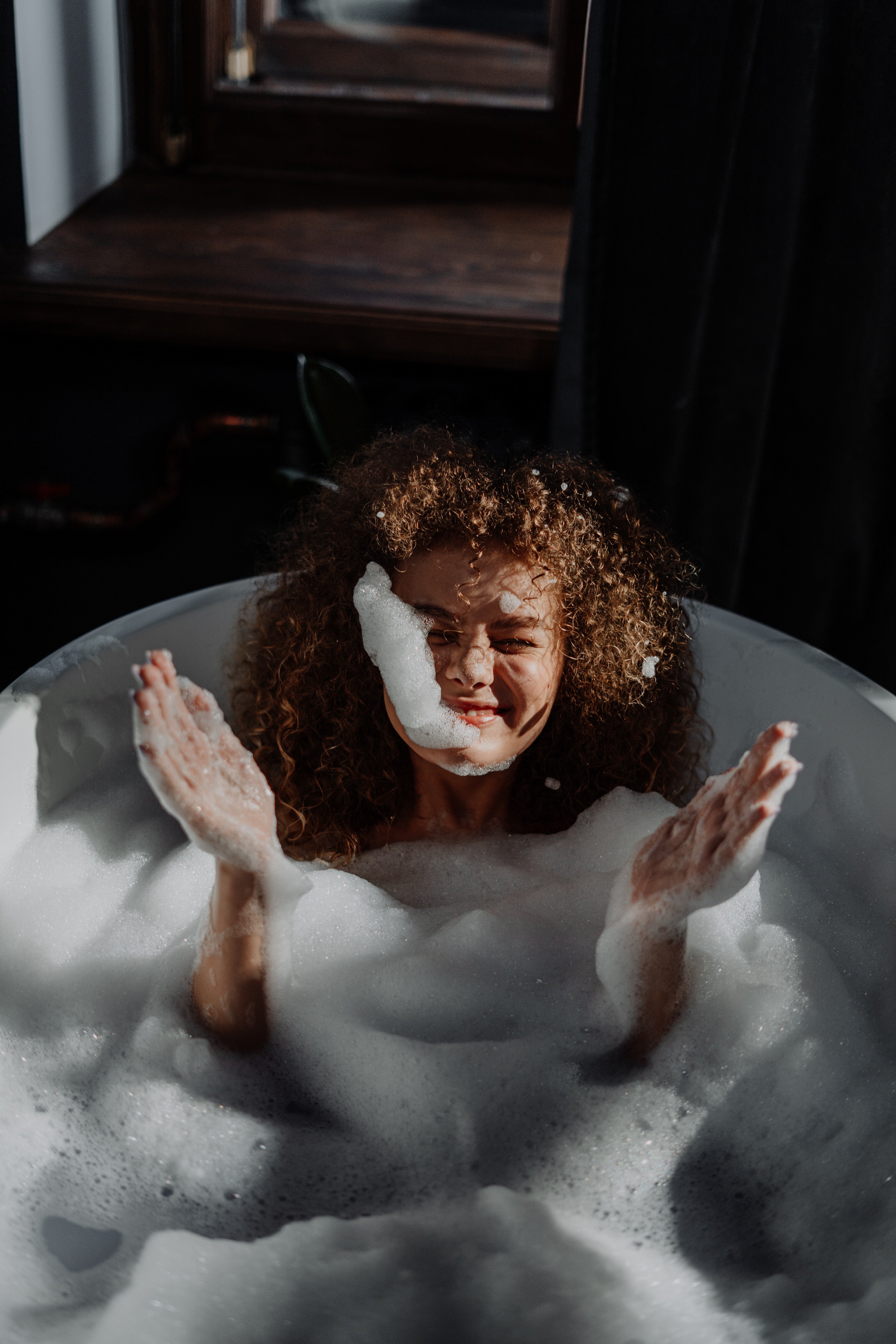 Une femme s'amusant dans son bain. l Source : Pexels