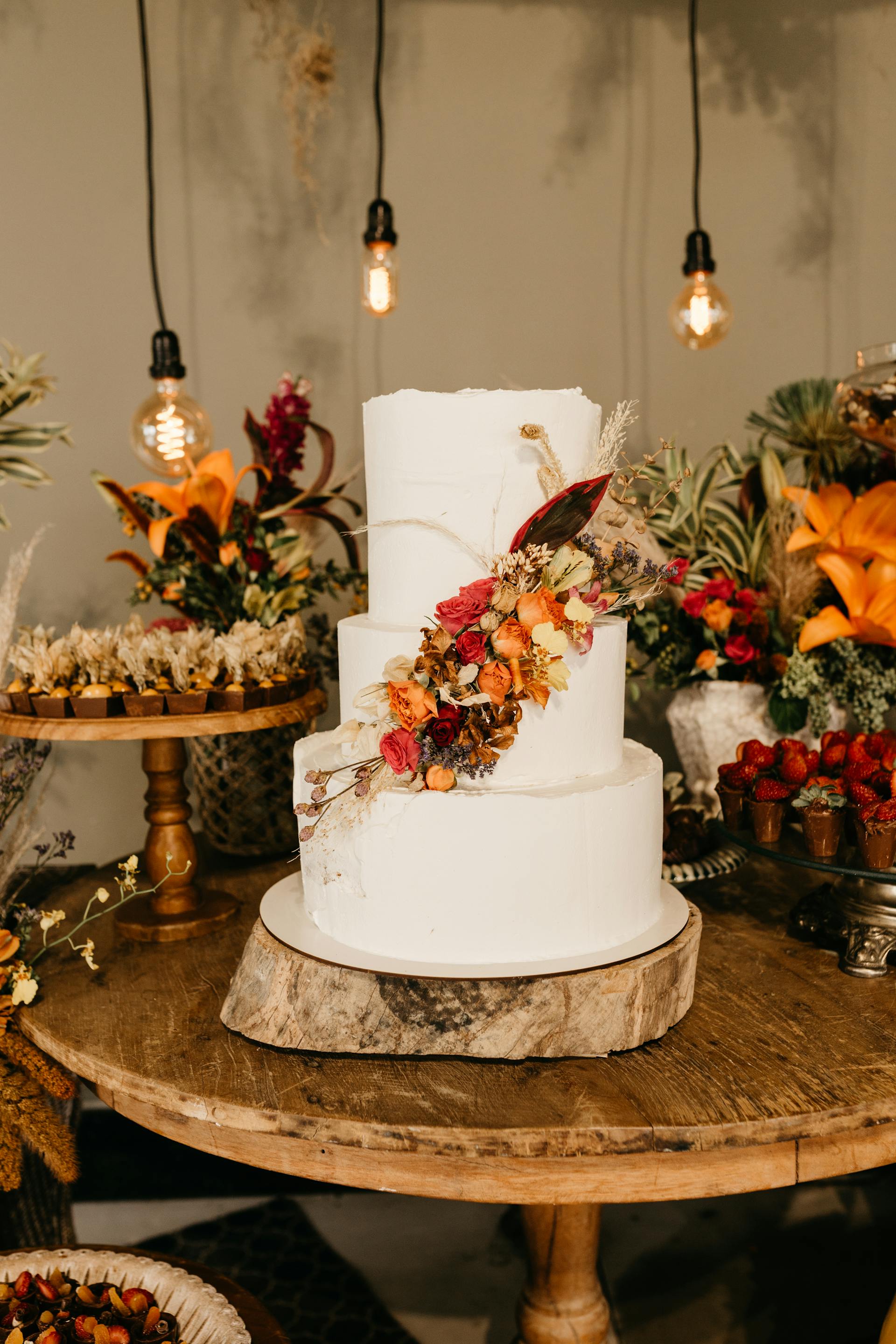 Un gâteau de mariage sur une table de dessert | Source : Pexels