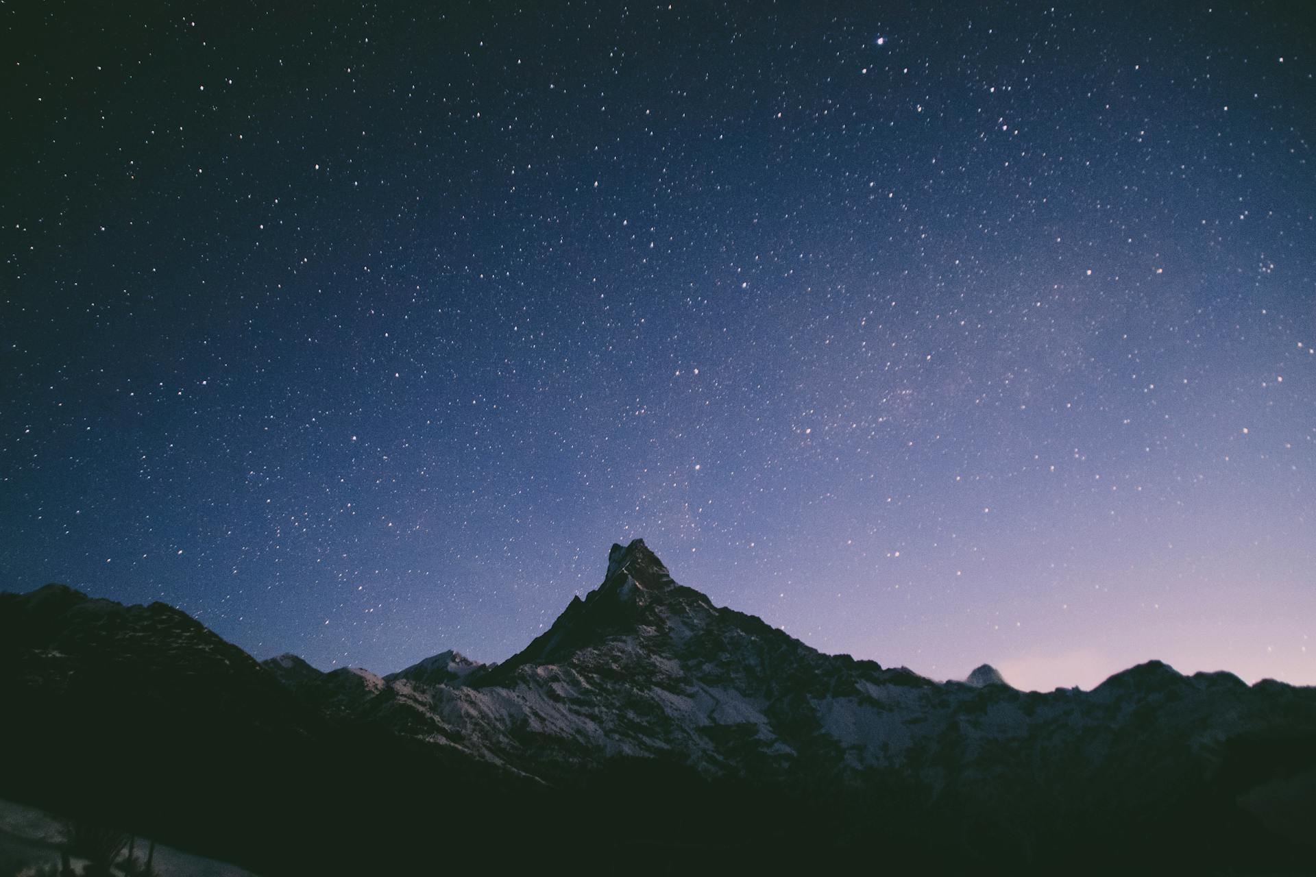 Une montagne la nuit | Source : Pexels