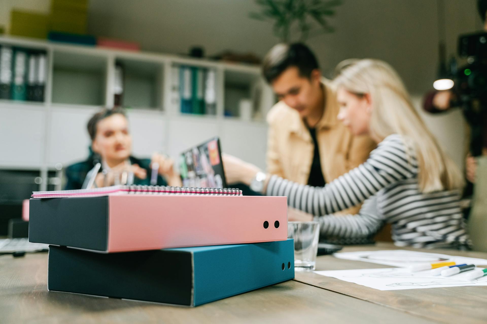 Un groupe de personnes en train de discuter dans un bureau | Source : Pexels