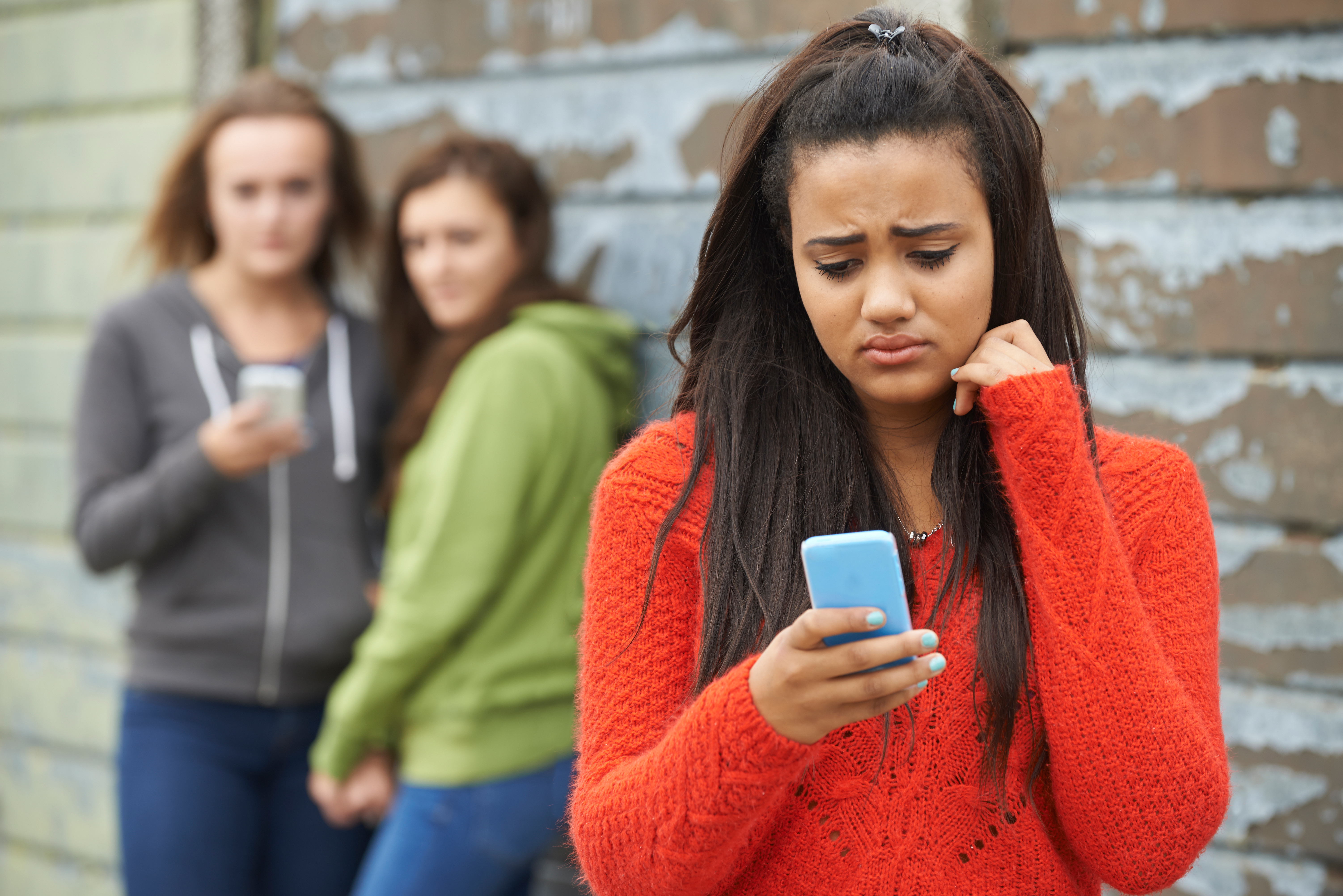 Une fille regardant tristement son téléphone | Source : Shutterstock
