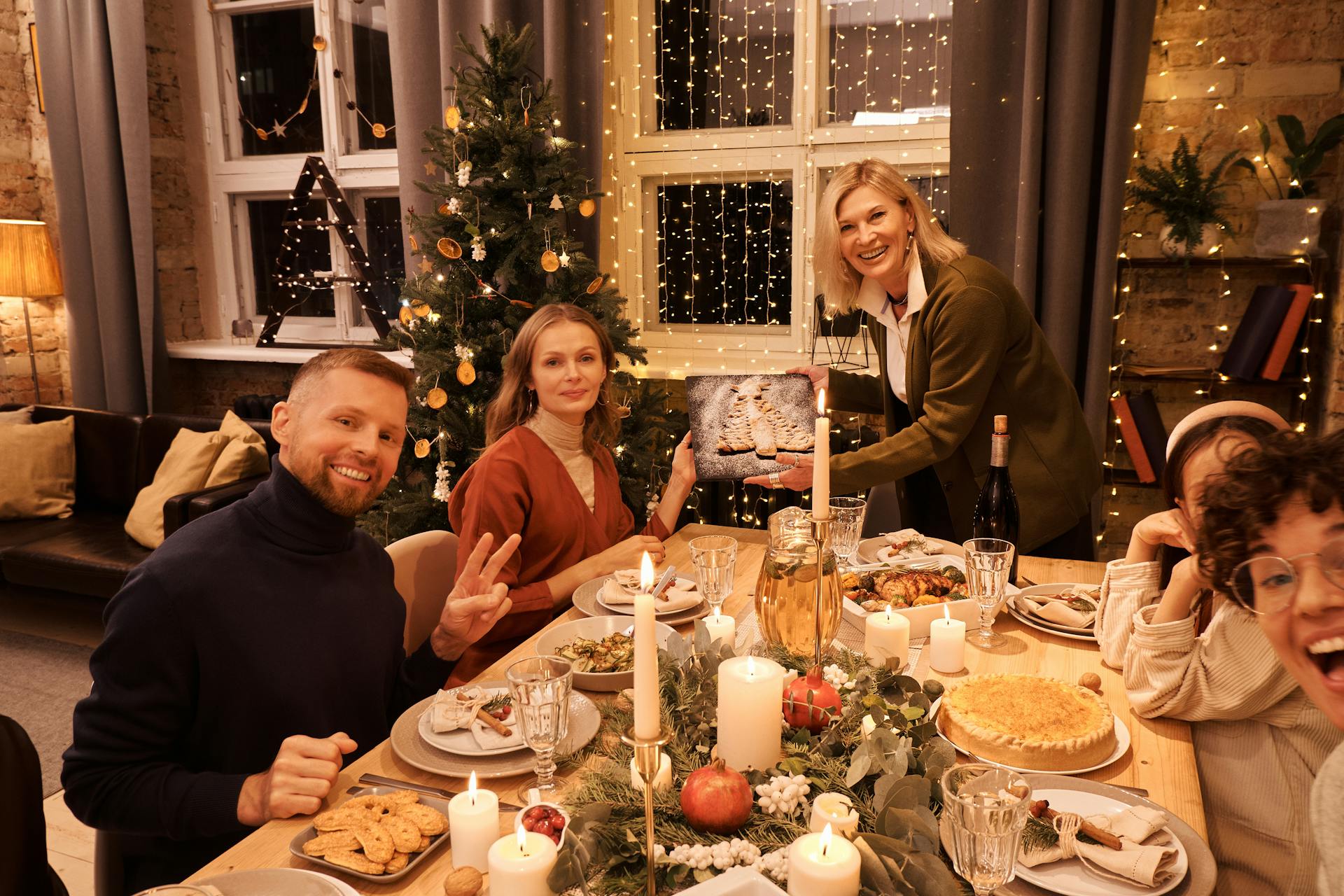 Family and friends celebrating Christmas Eve together | Source: Pexels