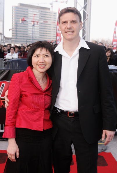 Anh Dao Traxel arrive avec son mari pour participer à la "Mission : Impossible III" Première française le 26 avril 2006 à La Défense. | Photo : Getty Images