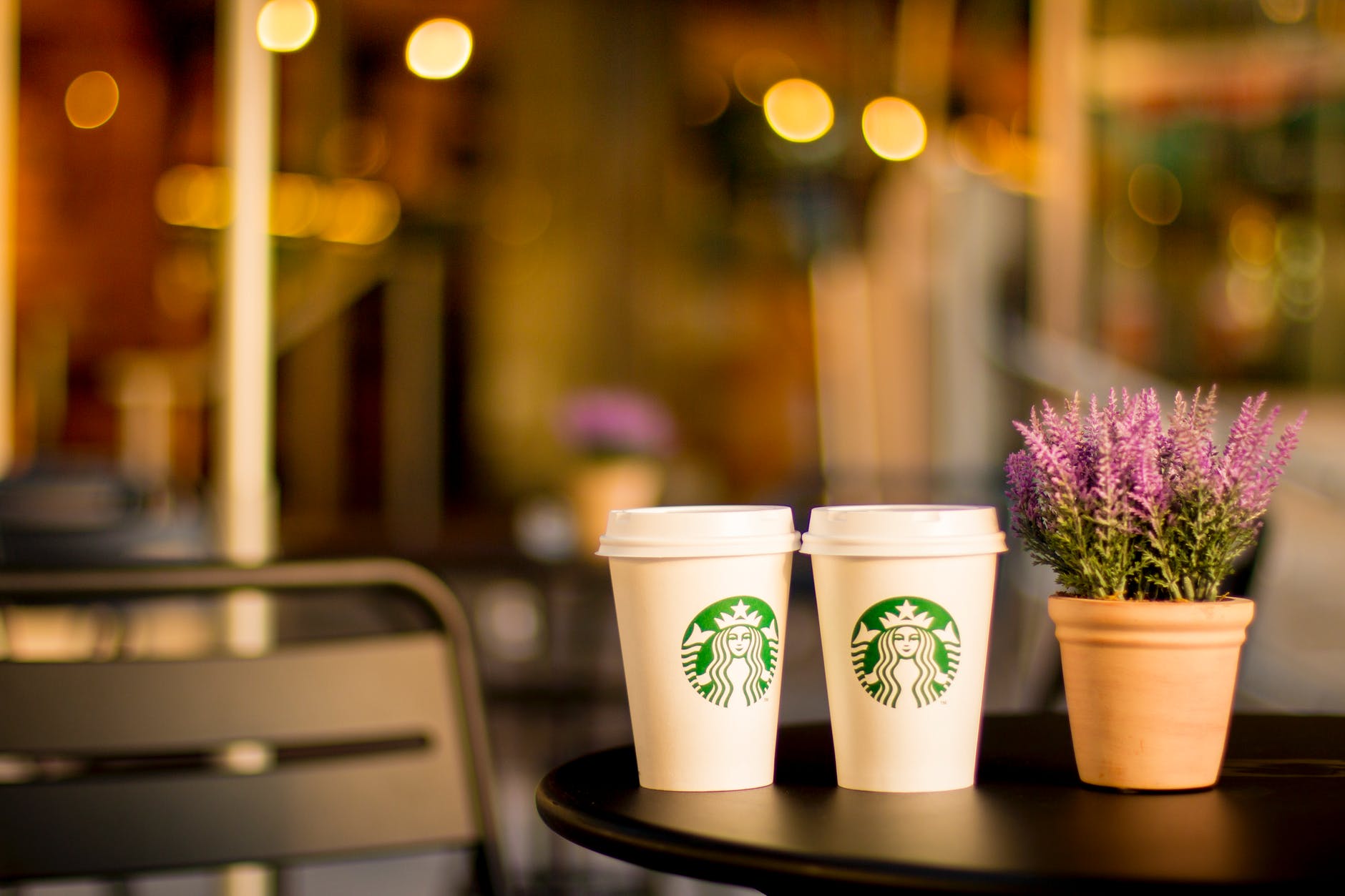 Les copines de Marissa attendaient au Starbucks. | Photo : Pexels