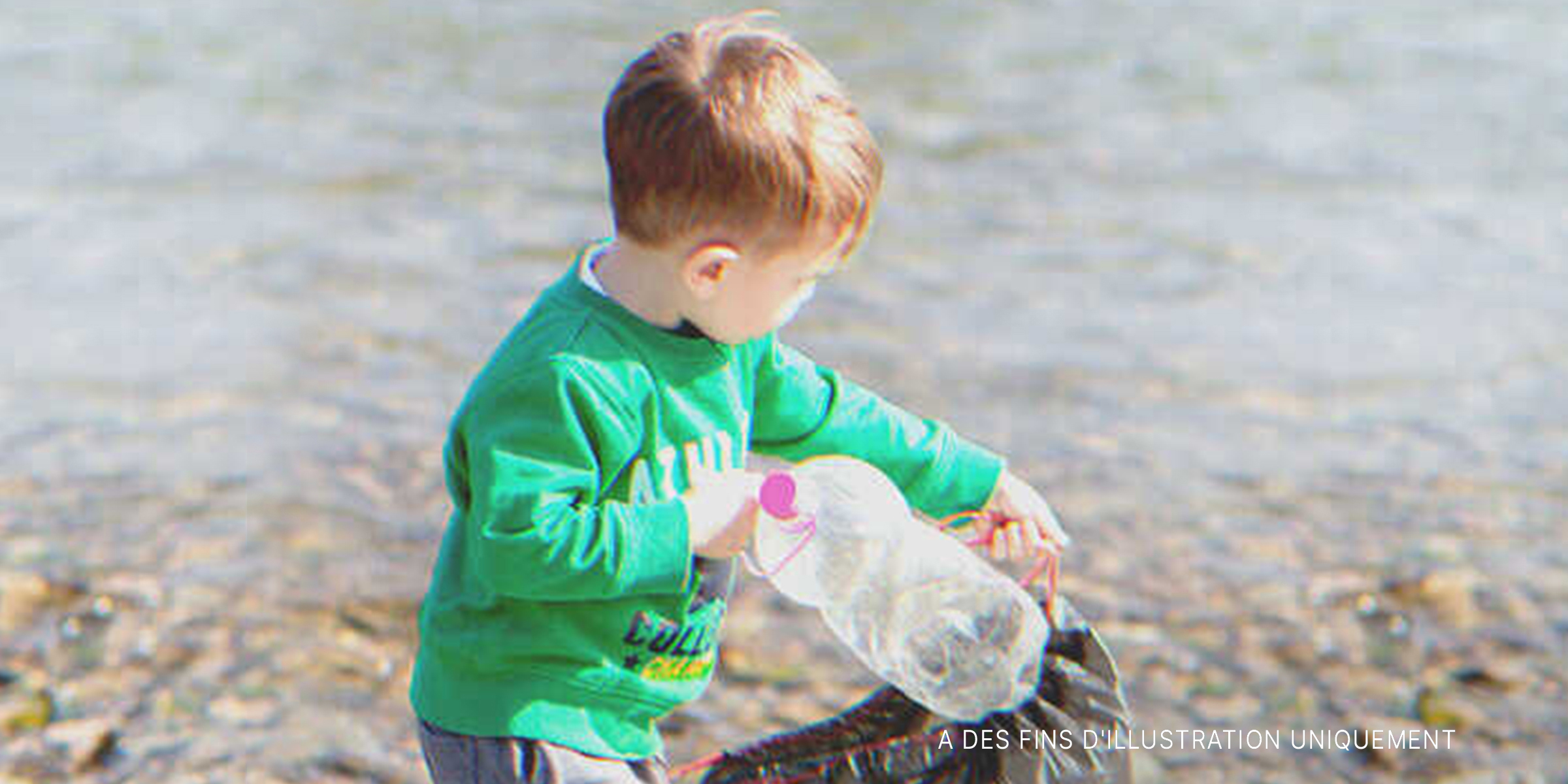 Un garçon qui ramasse des bouteilles | Source : Shutterstock