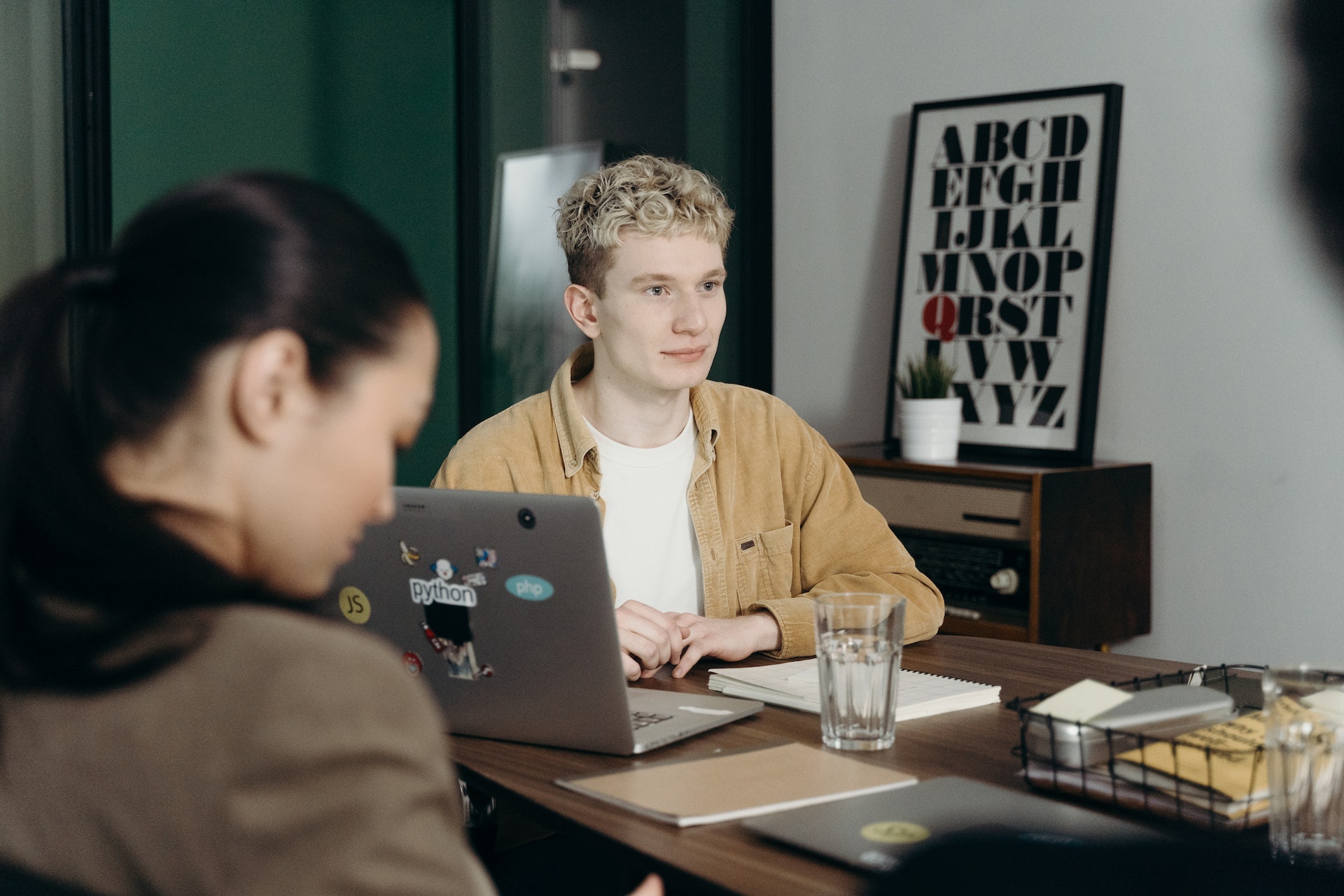 Un homme regardant une autre personne assise en face de lui | Source : Pexels