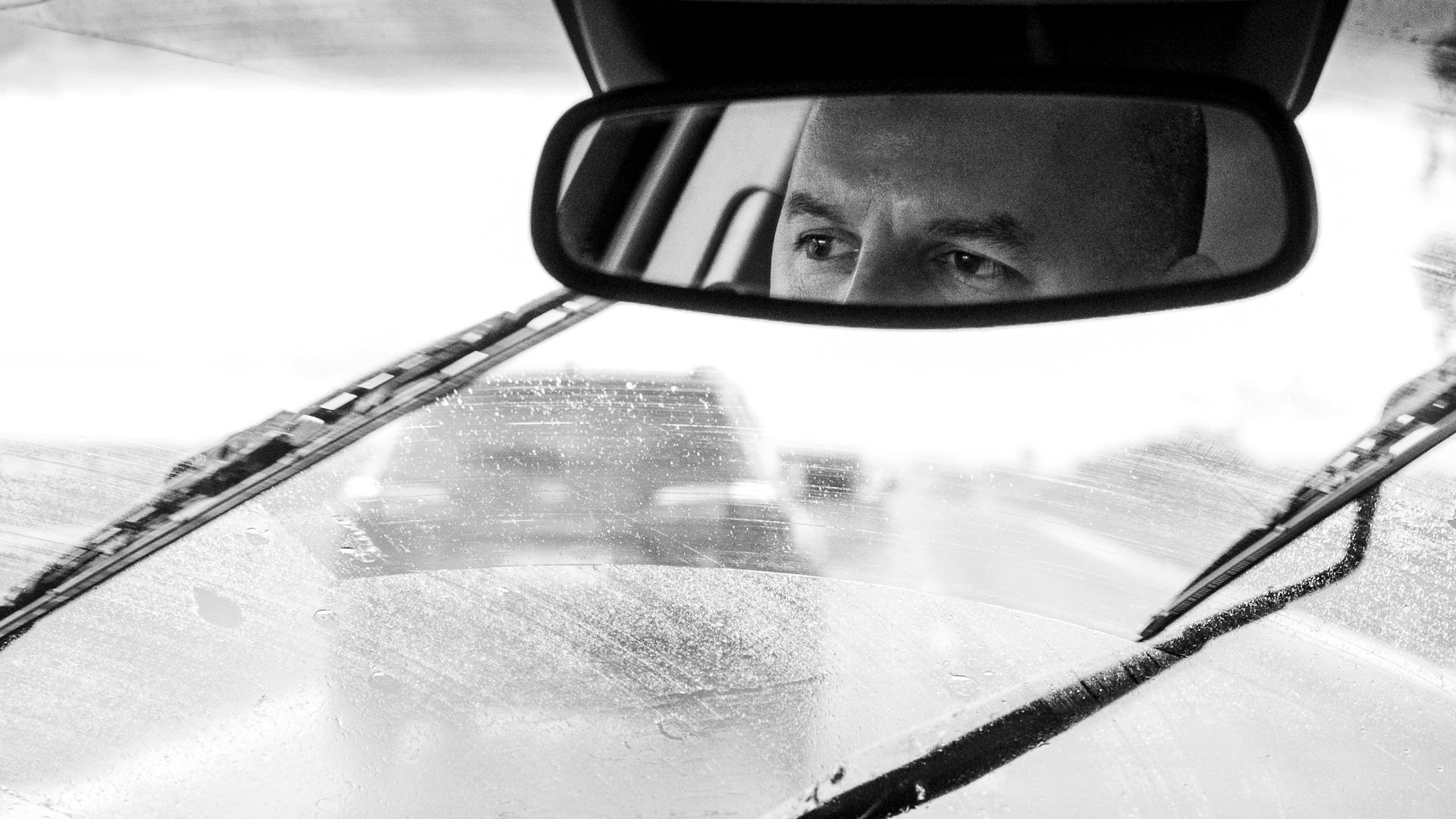 Reflet des yeux d'un homme dans le rétroviseur | Source : Pexels