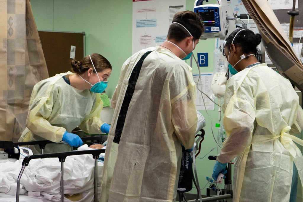 Le personnel soignant s'occupant d'un patient Covid-19. | Photo : Getty Images