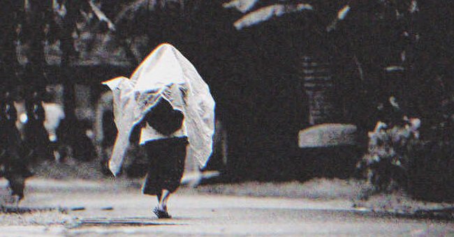 Une dame sous la pluie | Source : Getty Images