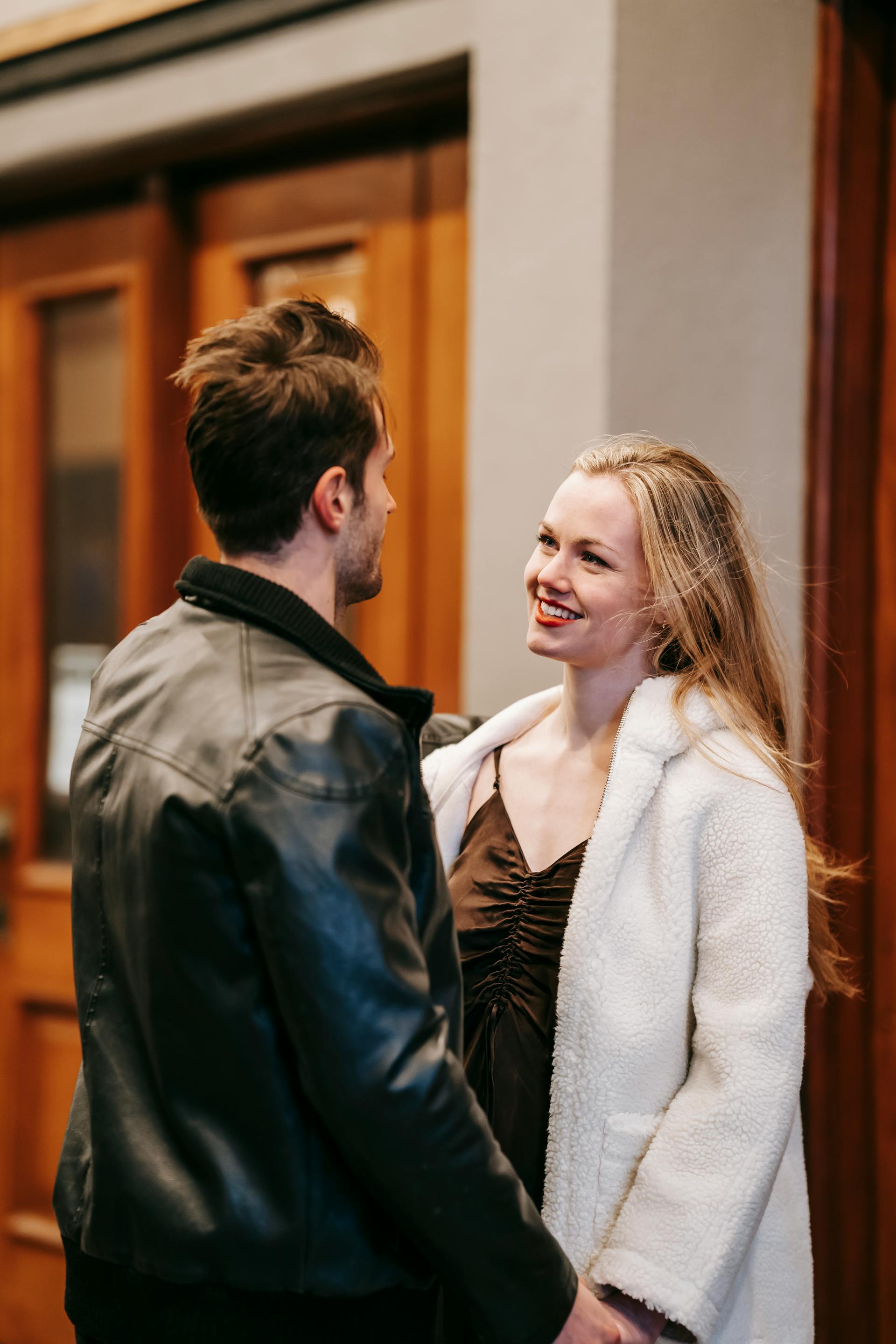 Une femme sourit à son fiancé à l'extérieur d'un restaurant | Source : Pexels