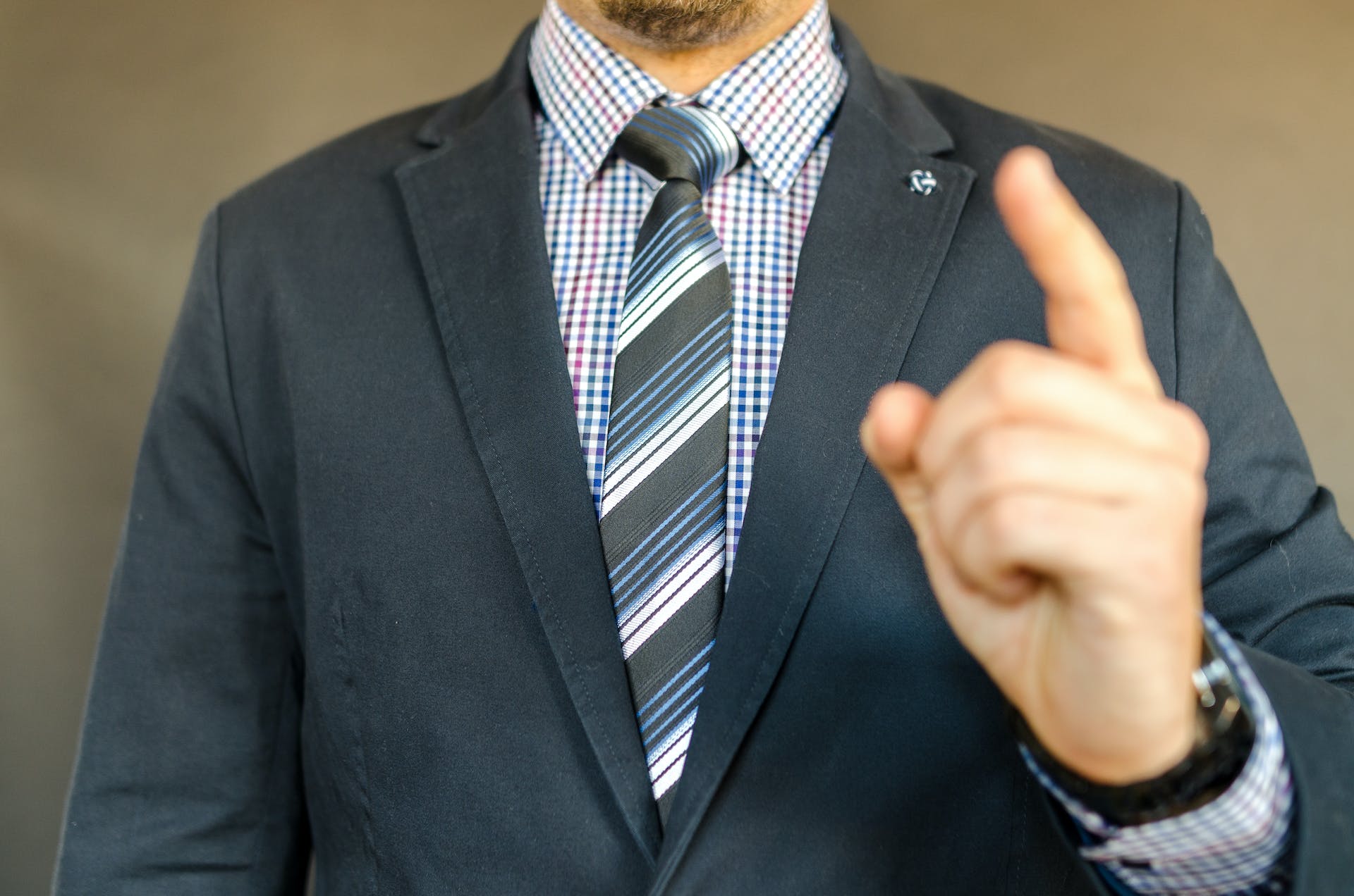 Homme en costume pointant un doigt | Source : Pexels