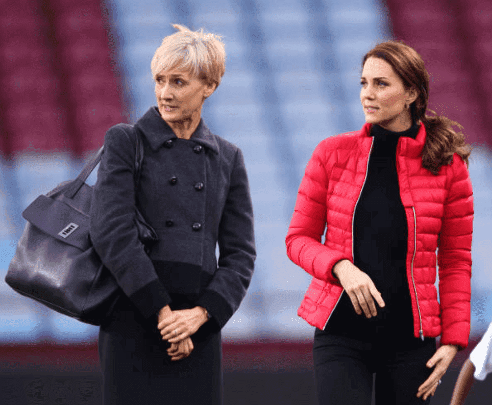 Kate Middleton se tenant sur un terrain de football avec sa secrétaire privée, Catherine Quinn, lors d'une visite au club de football Aston Villa, le 22 novembre 2017 à Birmingham, en Angleterre. | Source: Max Mumby / Indigo / Getty Images